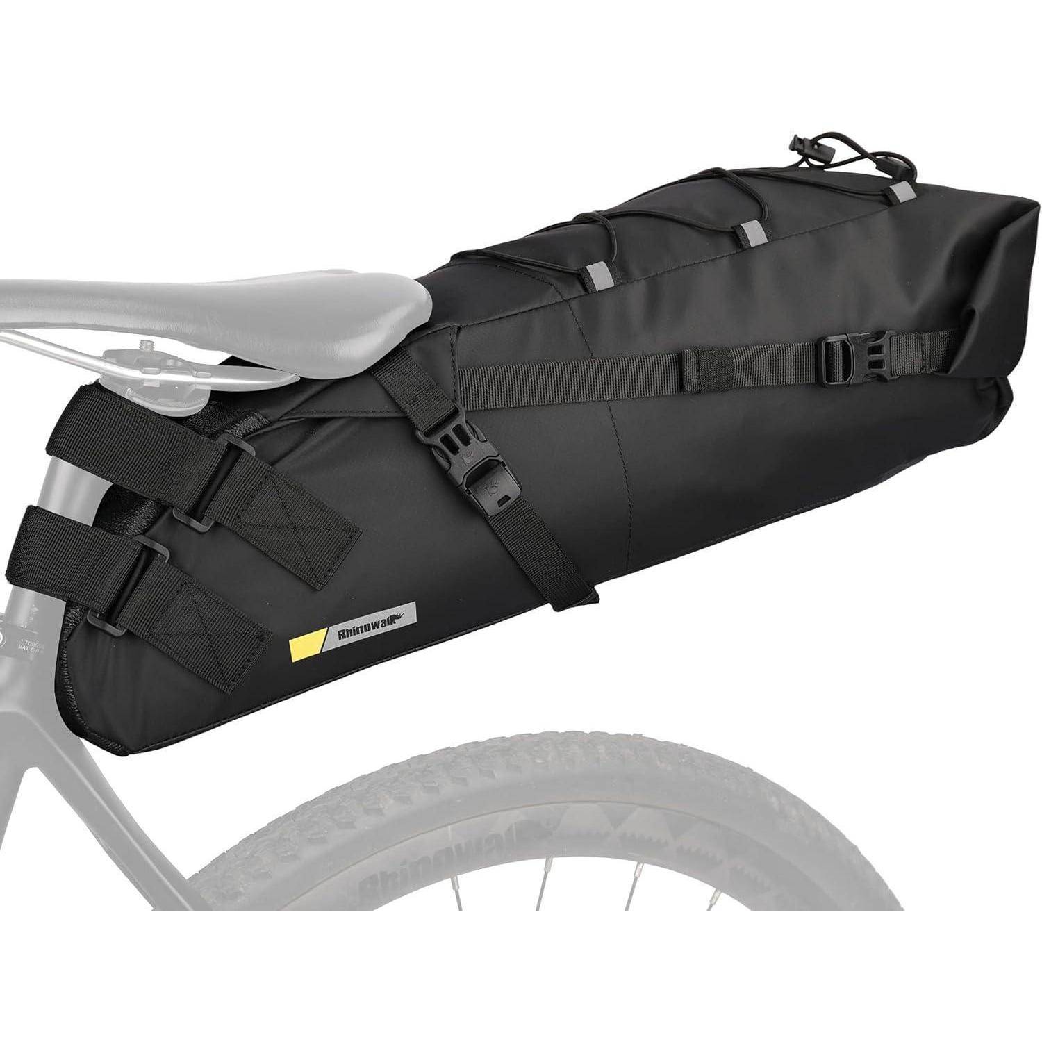 Eine schwarze Fahrrad-Satteltasche, die sicher am Fahrradsitz befestigt ist und verstellbare Riemen sowie ein schlankes, stromlinienförmiges Design zum Verstauen von Gegenständen aufweist.