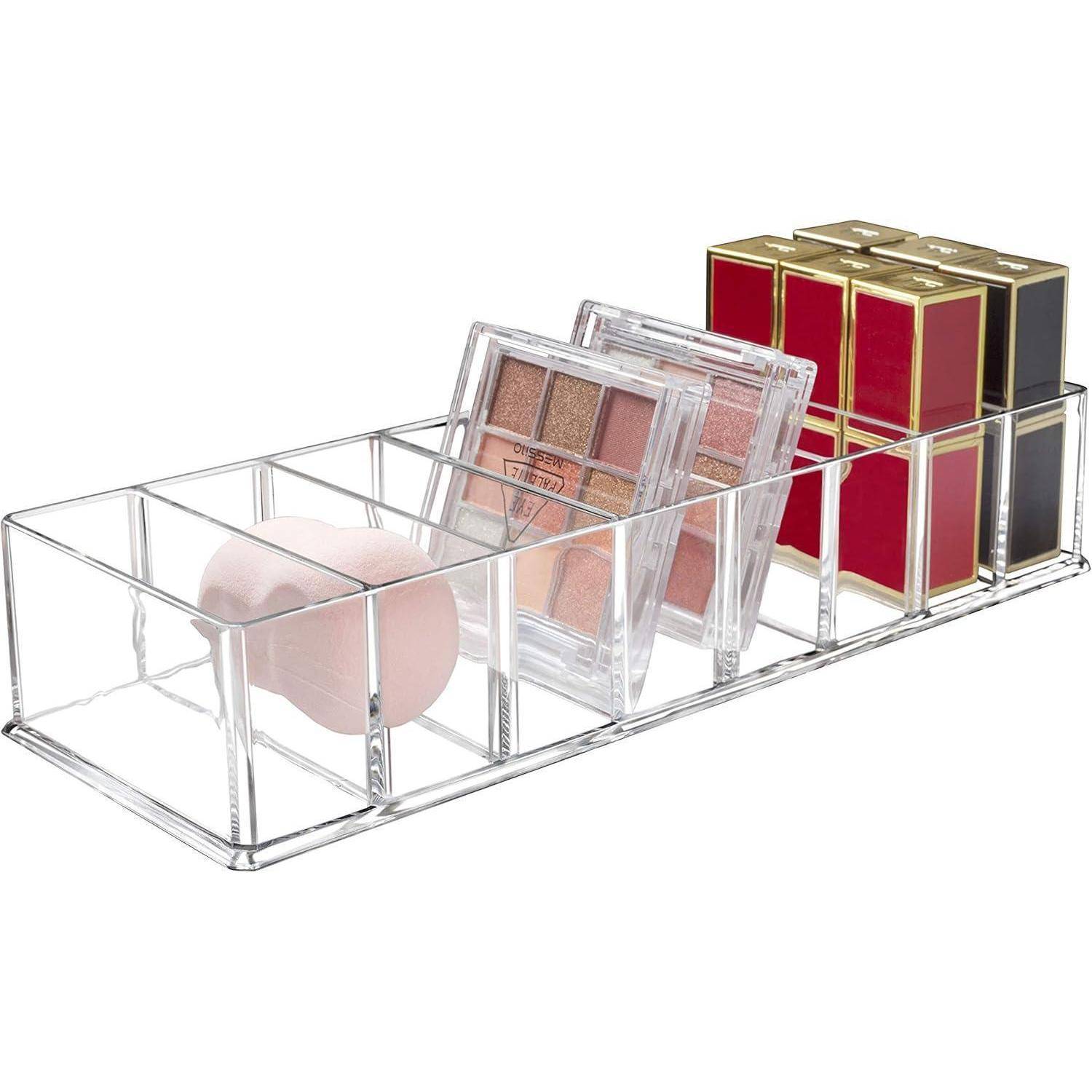 Transparenter Acryl-Make-up-Organizer mit mehreren Fächern, die Rouge, Lidschatten-Paletten und Lippenstifte enthalten.