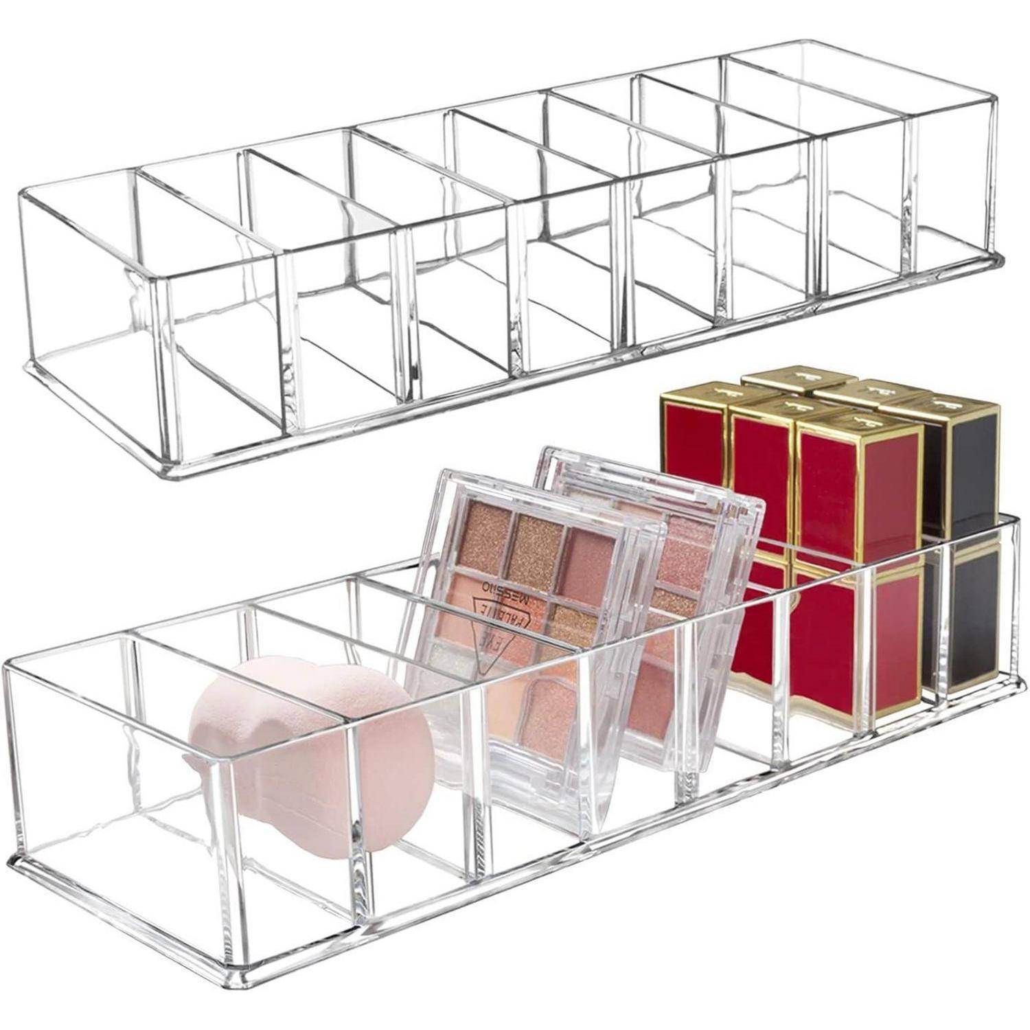 Transparenter Acryl-Organizer mit acht Fächern, der Make-up-Utensilien wie Kompaktpuder, Lidschattenpaletten und Lippenstifte aufbewahrt.