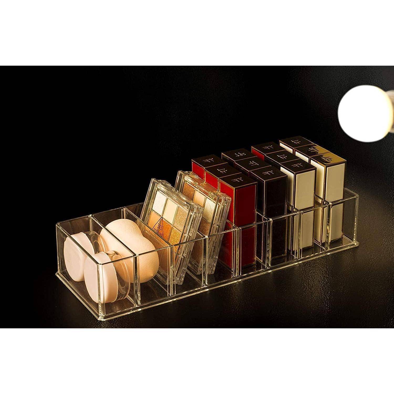 Ein Acryl-Make-up-Organizer hält Kompaktpuder und verpackte Kosmetikprodukte vor einem dunklen Hintergrund und hebt sein klares Design und seine Aufbewahrungsfunktionalität hervor.