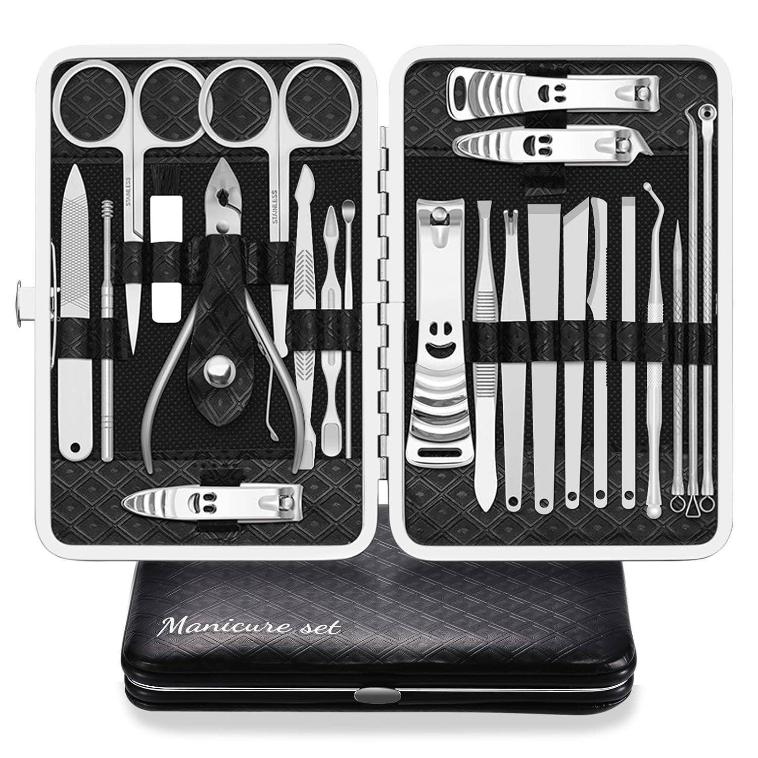 Geöffnete Maniküre-Set in einer Etui, das verschiedene Werkzeuge wie Scheren, Nagelknipser, Pinzetten und Feilen zeigt, die ordentlich in Fächern angeordnet sind.
