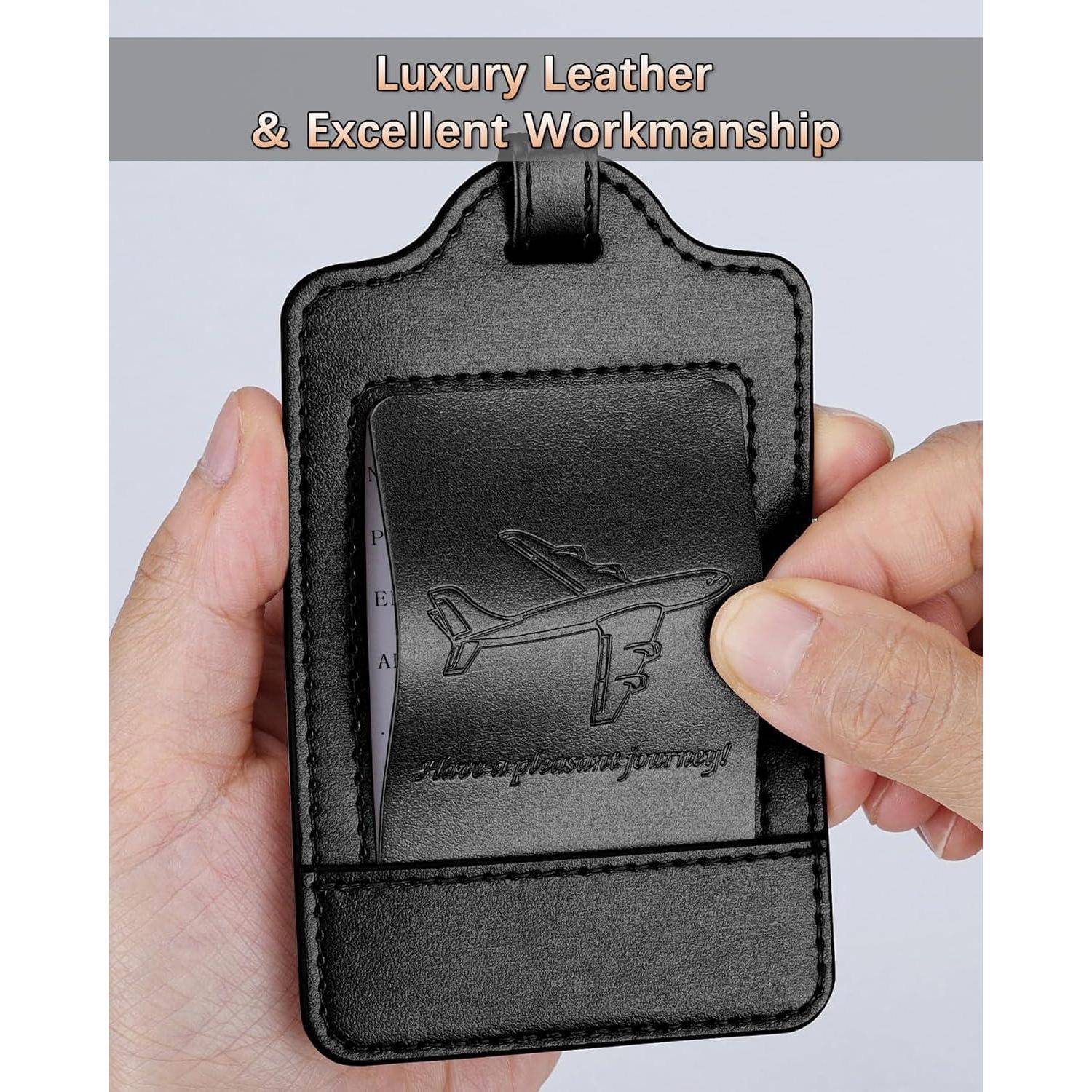 Eine Hand hält ein schwarzes Ledergepäcketikett mit einem geprägten Flugzeug. Darüber steht der Text „Luxurieres Leder & Hervorragende Verarbeitungsqualität