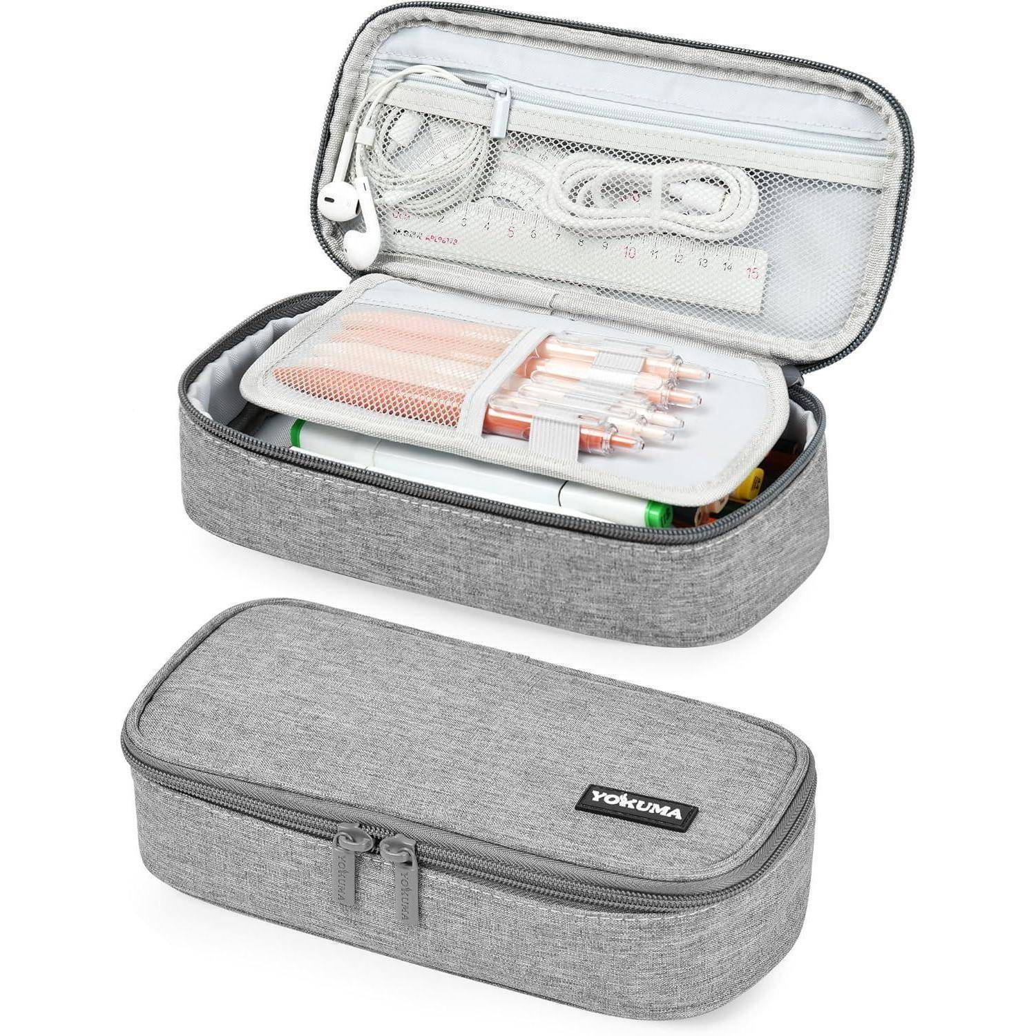 Eine graue Stiftetasche ist geöffnet und zeigt sorgfältig sortierte Kabel, Stifte und kleine Schreibwaren in Netztaschen. Eine identische, geschlossene Tasche liegt daneben.
