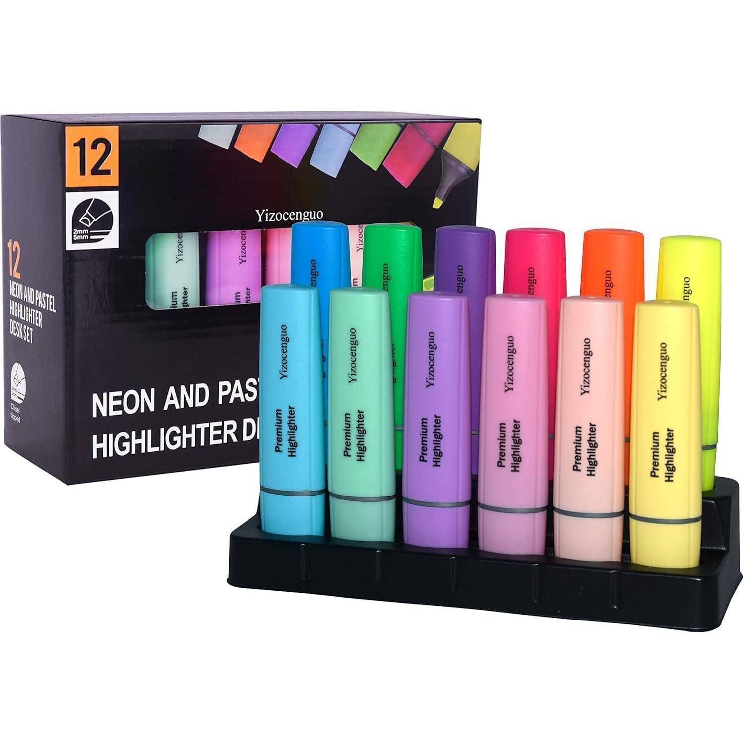 Ein Set von 12 Neon-Textmarkern in verschiedenen Farben, die in einem schwarzen Kunststoffhalter präsentiert werden. Die Verpackung zeigt die Farben und den Markennamen.