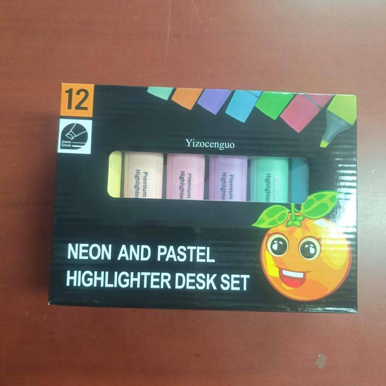 Neontöne und pastellfarbenes Schreibtisch-Highlighter-Set mit 12 mehrfarbigen Textmarkern auf einer roten Oberfläche.
