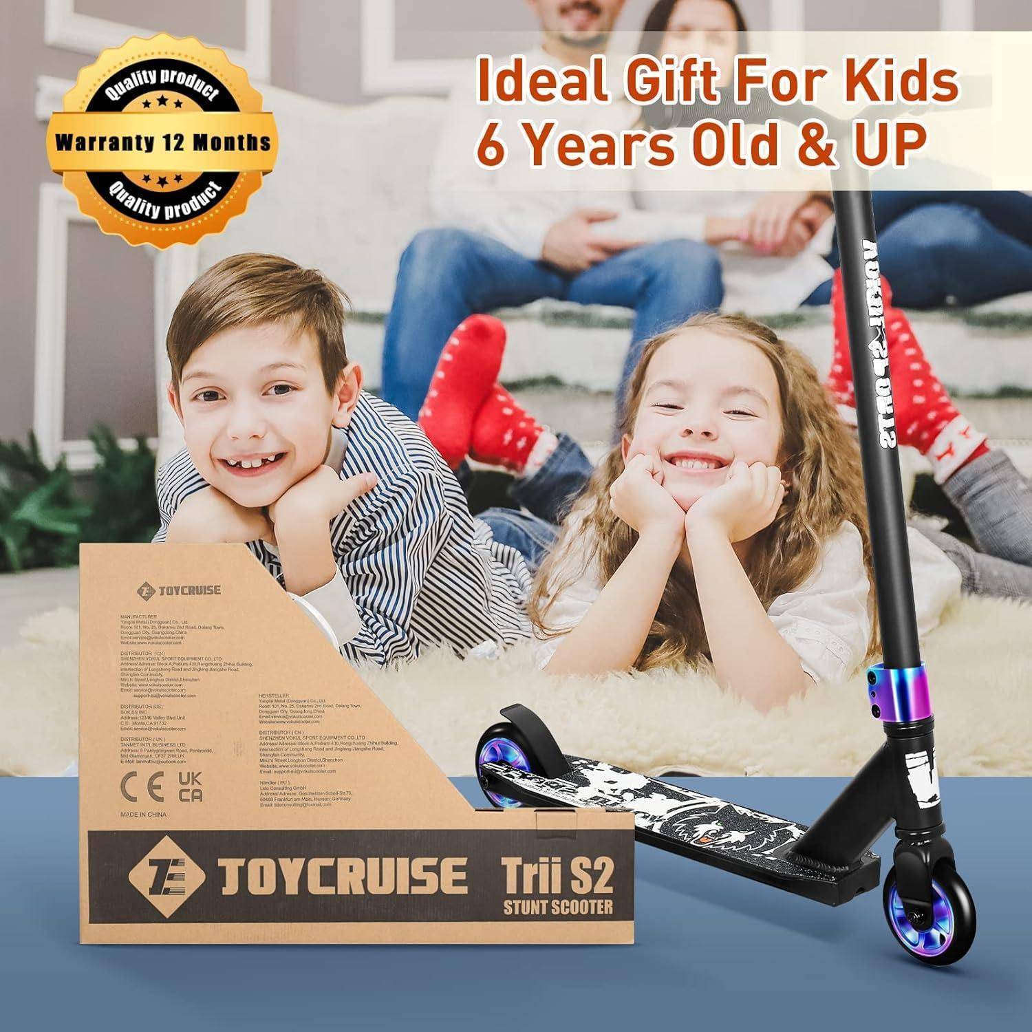 Zwei lächelnde Kinder mit einem schwarzen Stunt-Roller in einem Wohnzimmer. Text lautet: 'Ideales Geschenk für Kinder ab 6 Jahren.' Box zeigt 'Garantie 12 Monate.