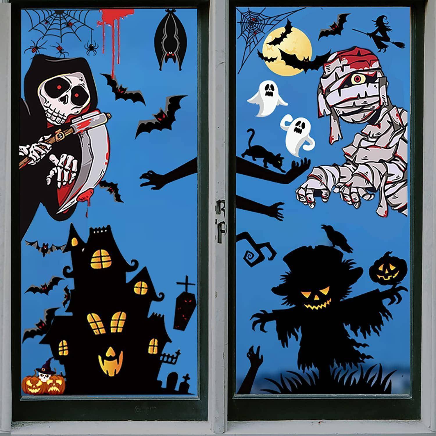 Eine unheimliche Halloween-Illustration auf Glasfenstern zeigt ein Skelett mit einer Sense, Gespenster, Fledermäuse, ein Geisterhaus und einen Vogelscheuche.