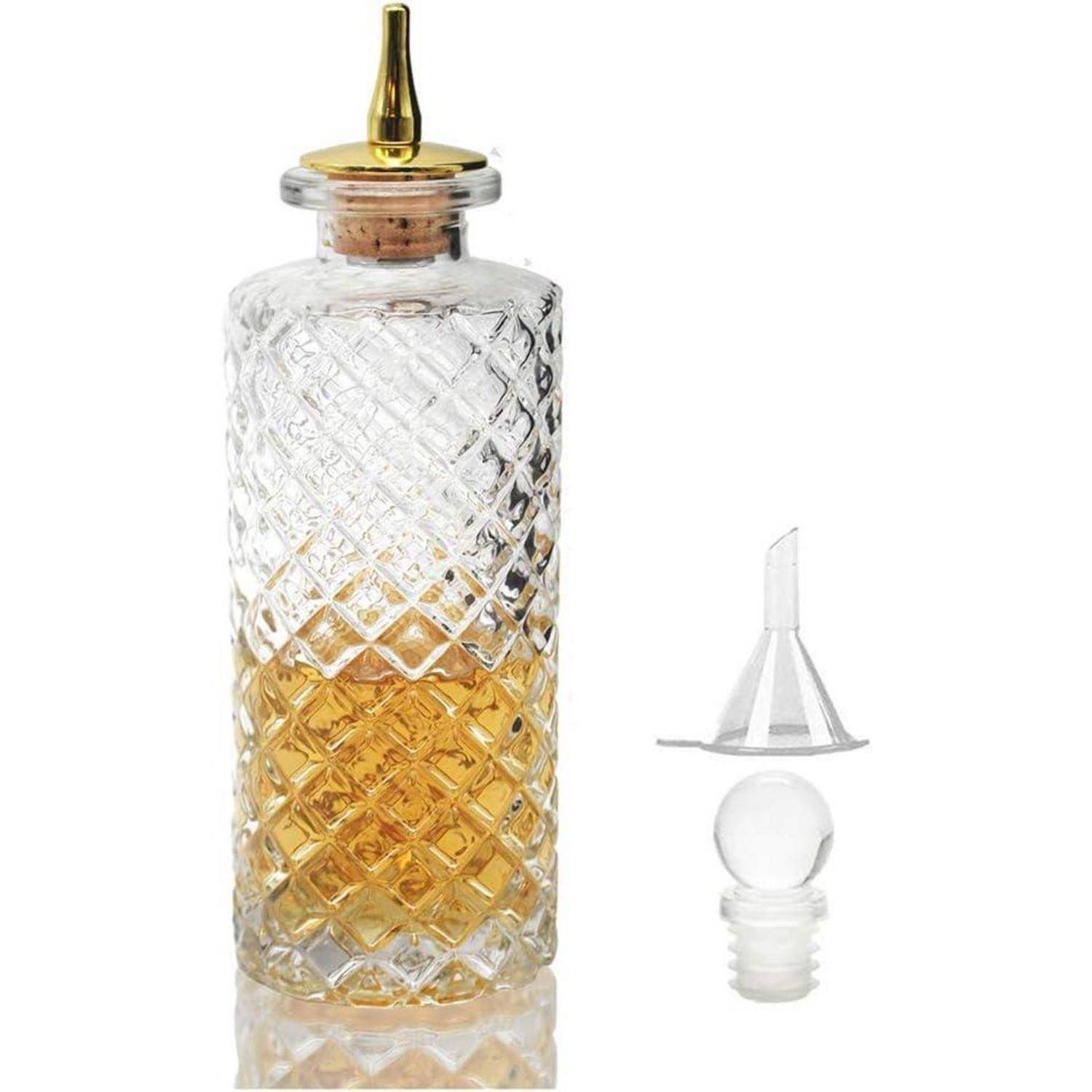 Glasflasche mit aufwändigem Rautenmuster, zur Hälfte mit bernsteinfarbener Flüssigkeit gefüllt. Goldene Ausgießvorrichtung auf der Oberseite. Daneben ein durchsichtiger Stopfen und ein kleiner Trichter.