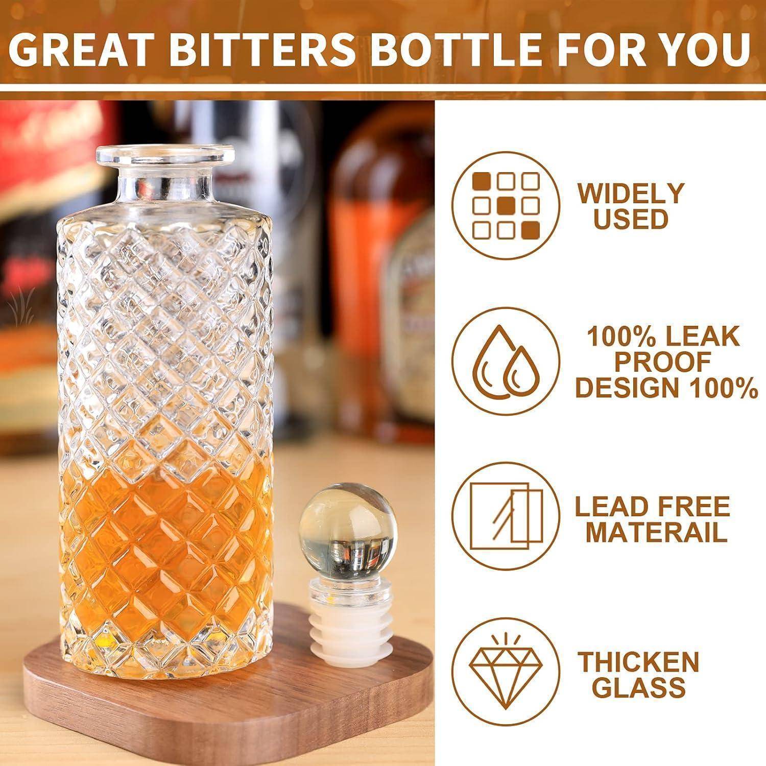 Eine Bitter-Flasche aus Glas mit Rautenmuster, teilweise gefüllt mit bernsteinfarbener Flüssigkeit und einem Kristallstopfen auf einer Holzbasis. Merkmale: weit verbreitet, auslaufsicher, bleifrei, verstärktes Glas.