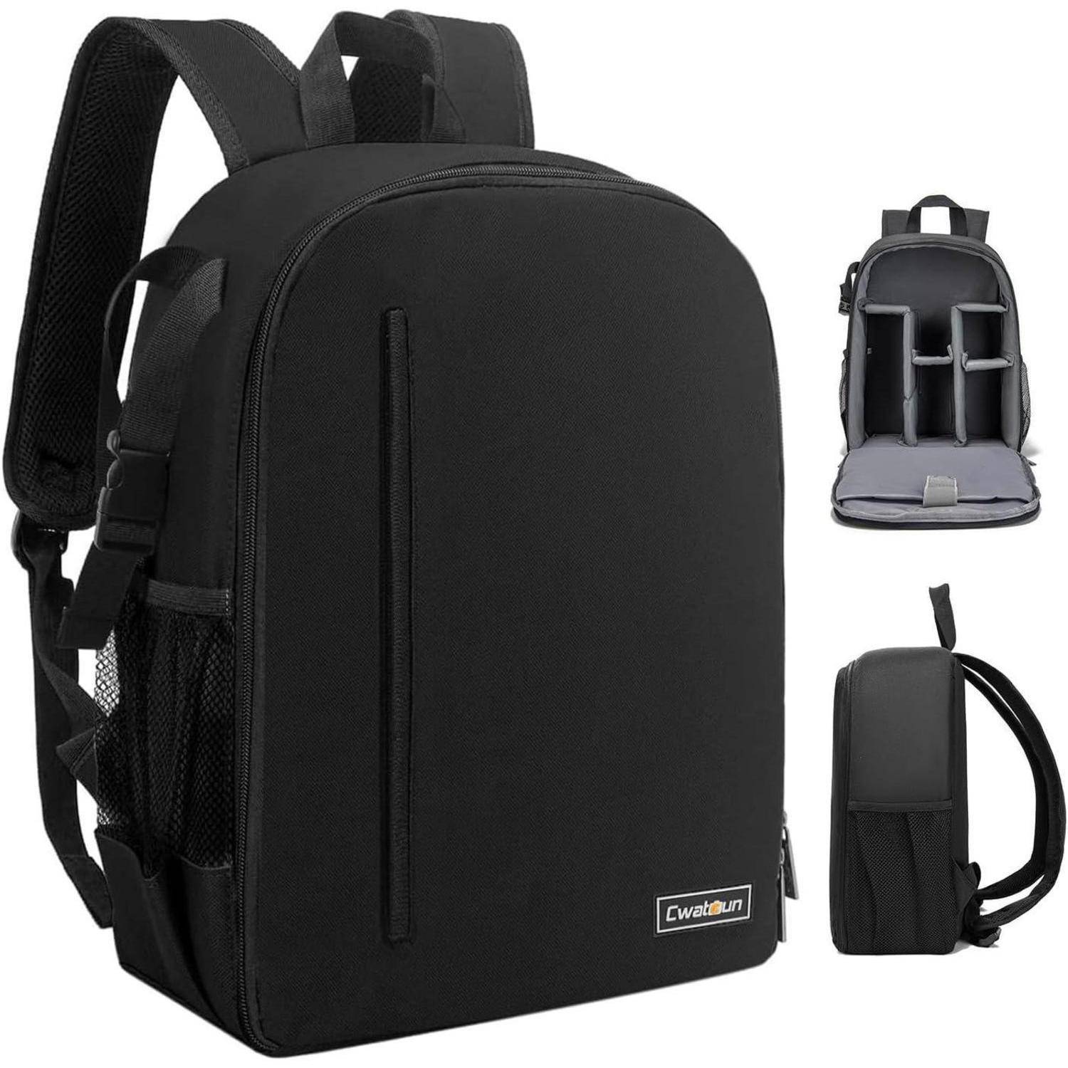 Ein schwarzer Kamera-Rucksack mit mehreren Fächern und verstellbaren Trägern, der aus drei verschiedenen Blickwinkeln gezeigt wird und die Stauraum- und Designmerkmale hervorhebt.
