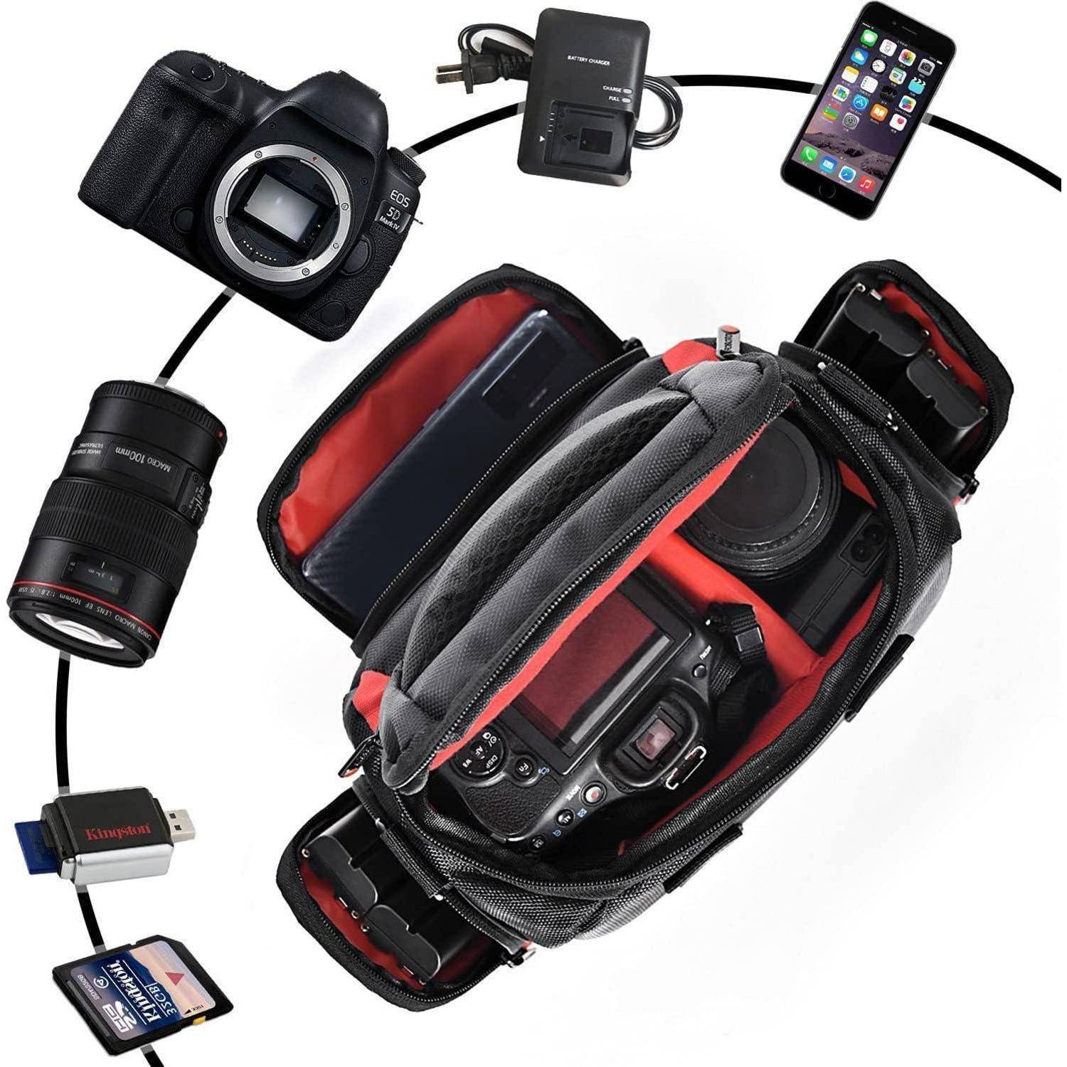Eine Kameratasche ist geöffnet und zeigt Platz für eine Kamera, ein Objektiv und Zubehör. Drum herum liegen eine Kamera, ein Objektiv, ein Telefon, ein Ladegerät und Speicherkarten.