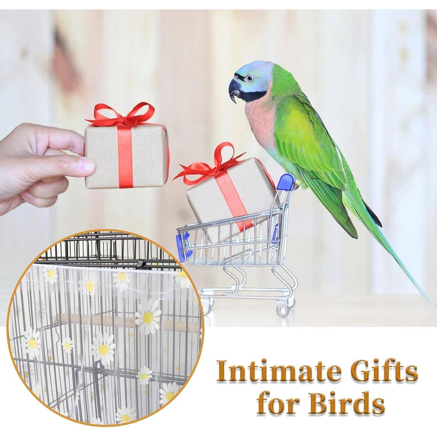Ein grüner Papagei steht neben einem kleinen Einkaufswagen mit Geschenken, die in braunes Papier mit roten Bändern gewickelt sind. Text lautet: 'Intime Geschenke für Vögel'.