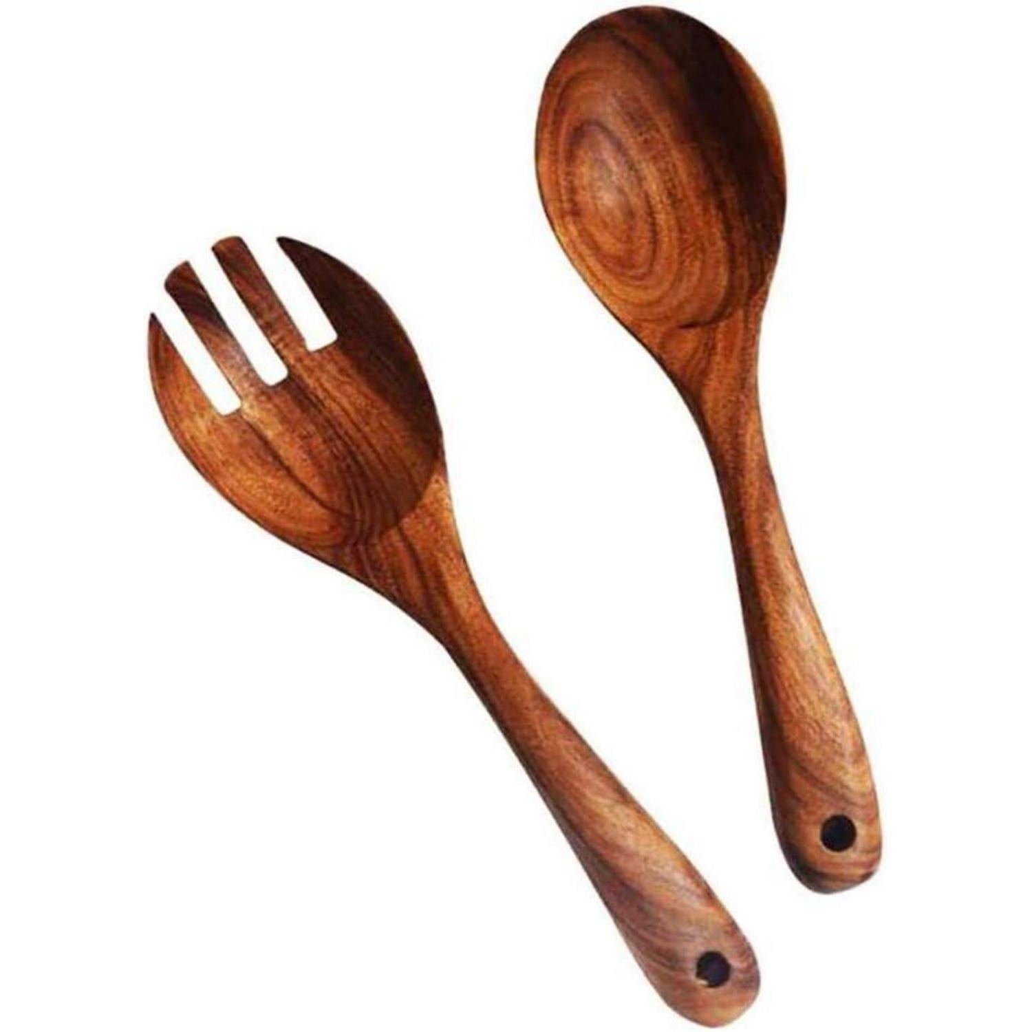 Zwei Holzutensilien, eine Gabel und ein Löffel, beide mit glatten, geschwungenen Griffen und reichem braunem Holzmaserung, entworfen für das Servieren von Salat.