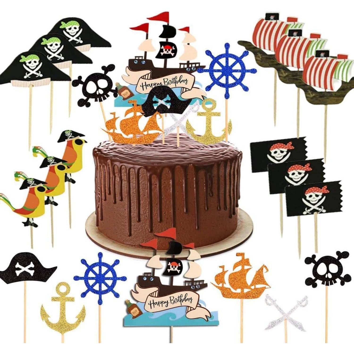 Eine Schokoladentorte mit Piraten-Motiv-Auflegern, die Piratenschiffe, Totenköpfe, ein Schiffssteuer und Anker zeigen. Die Aufschrift lautet 