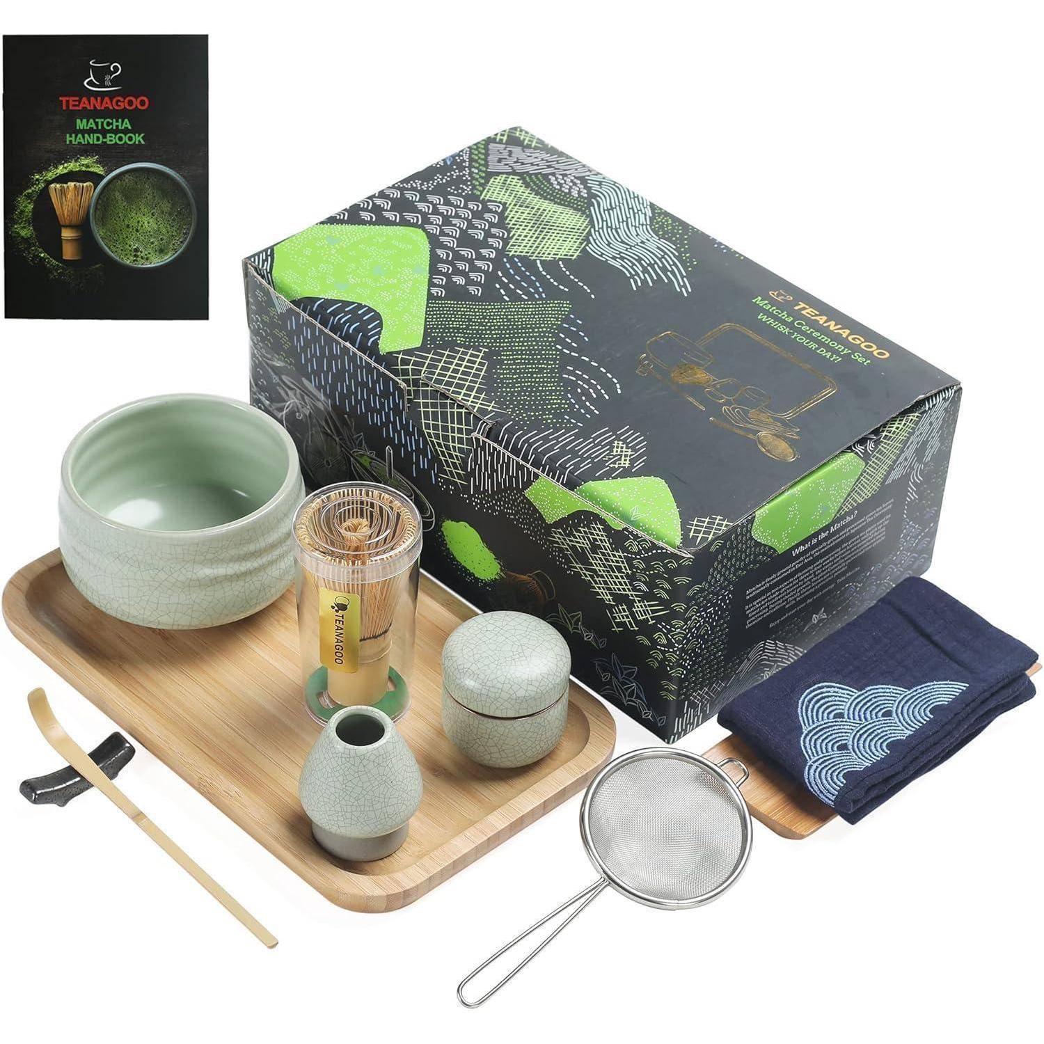 Teezeremonie-Set mit Matcha-Schale, Schneebesen, Löffel, Sieb und Handtuch auf einem Bambus-Tablett. Inklusive 'Teanagoo Matcha Handbuch'.