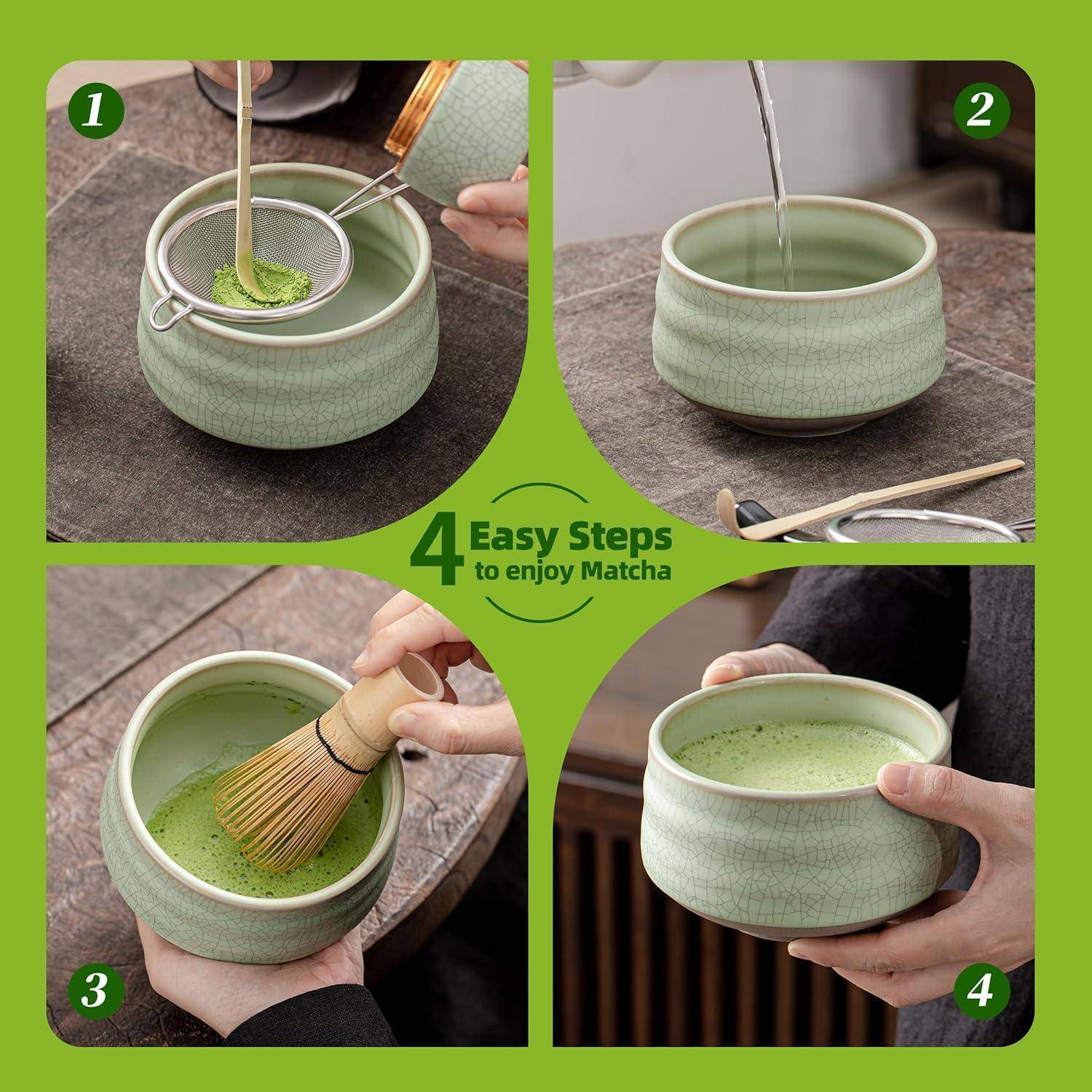 Vierstufiger Prozess zur Zubereitung von Matcha: 1. Matcha durch ein Sieb in eine Schale geben. 2. Heißes Wasser hinzufügen. 3. Aufschäumen, bis eine schaumige Konsistenz entsteht. 4. Den zubereiteten Matcha genießen.