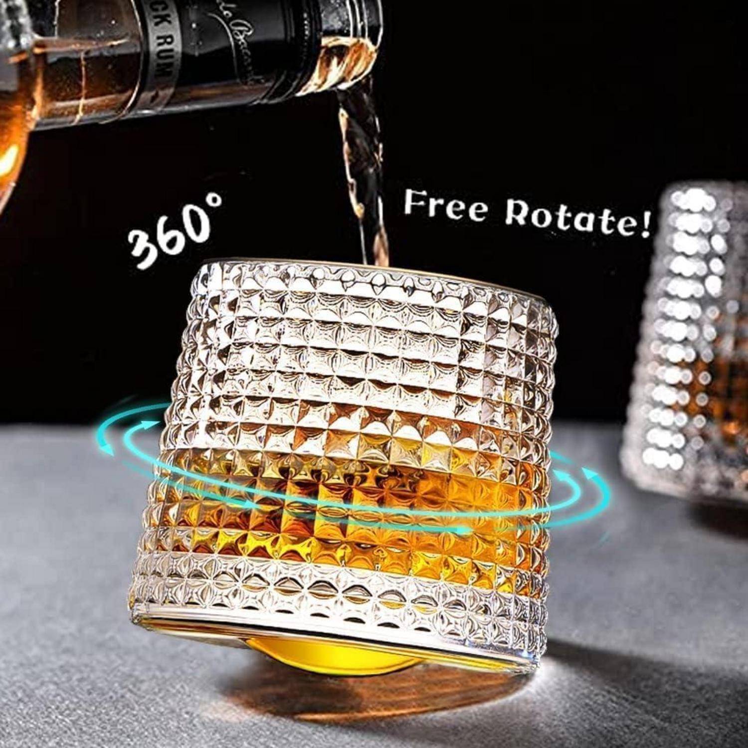 Ein Glas, das auf einer geneigten Basis rotiert, während Whiskey eingegossen wird. Text liest sich: '360° Frei Rotieren!