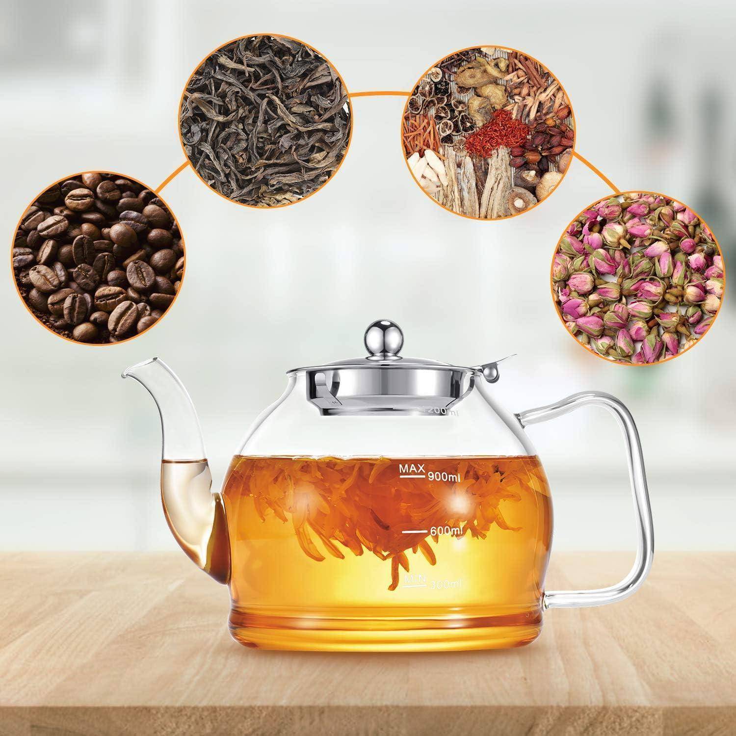Eine Glaskanne mit orangefarbener Flüssigkeit auf einer Holzoberfläche. Darüber drei kreisförmige Bilder, die Kaffeebohnen, Teeblätter und Blütenblätter zeigen.