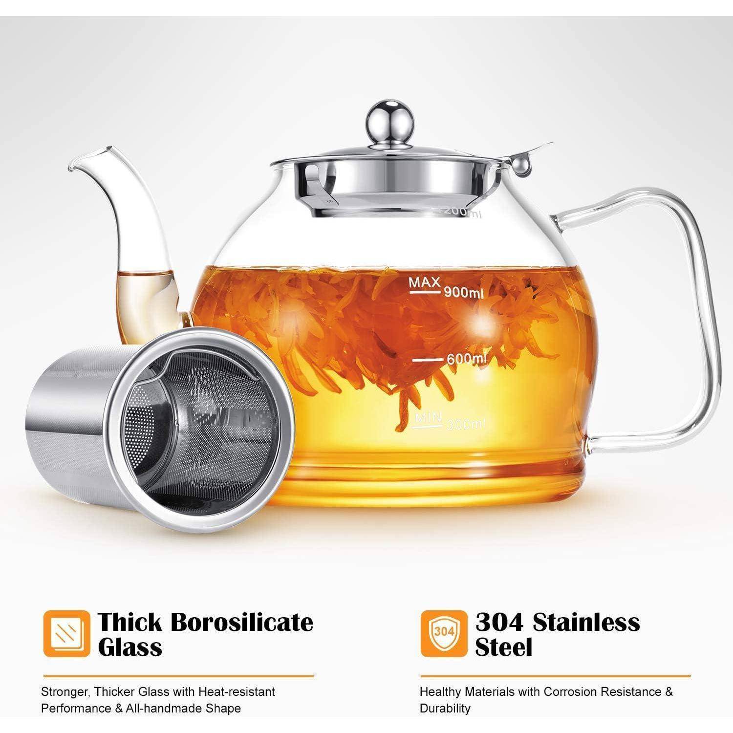 Ein durchsichtiger Teekessel mit Metallsieb, gefüllt mit orangefarbenem Tee, und mit Texthervorhebungen wie ‚Dickwandiges Borosilikatglas' und ‚304 Edelstahl'.