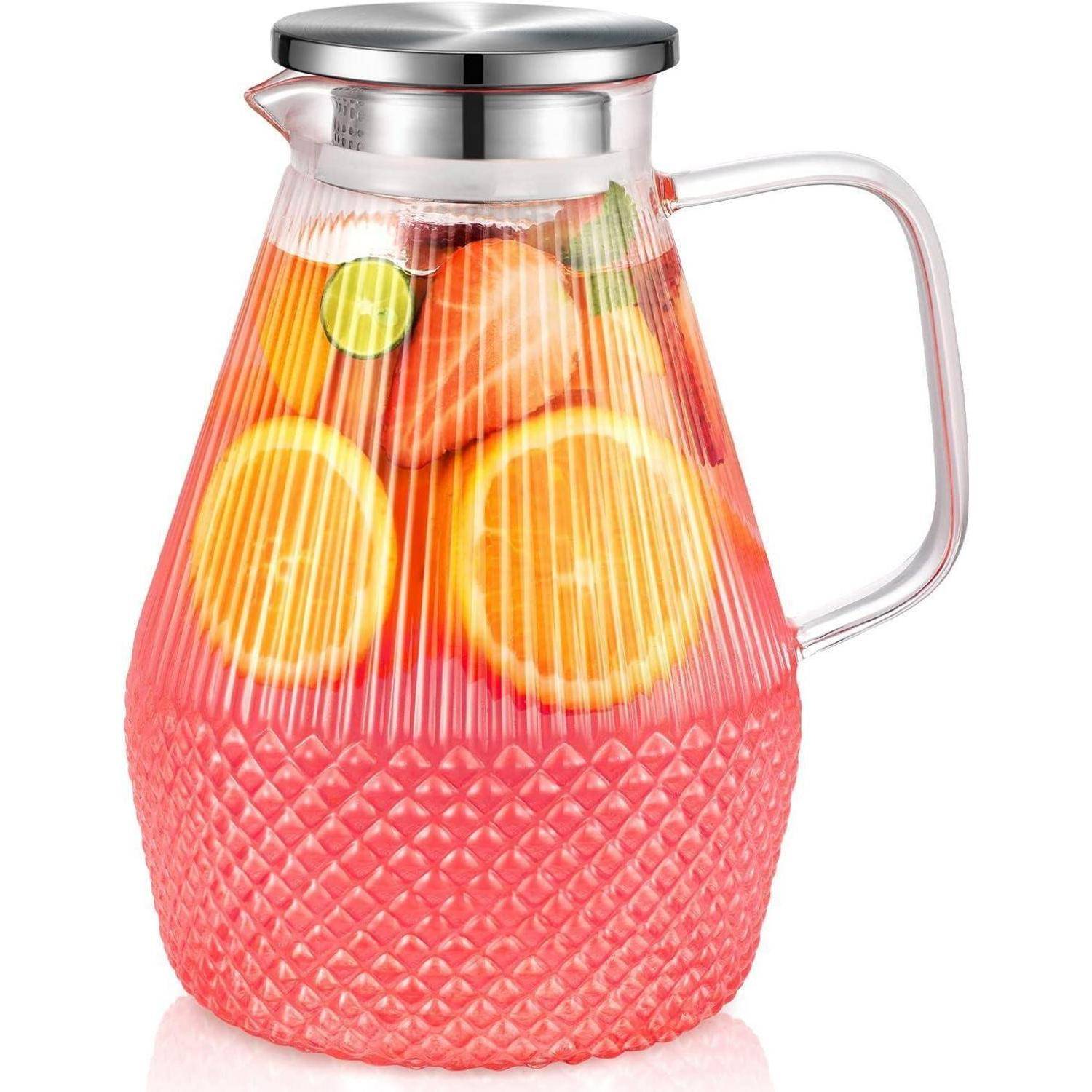 Ein klarer Krug gefüllt mit pinker Limonade und Scheiben von Orange, Limette und Erdbeere, mit einem Metalldeckel bedeckt.
