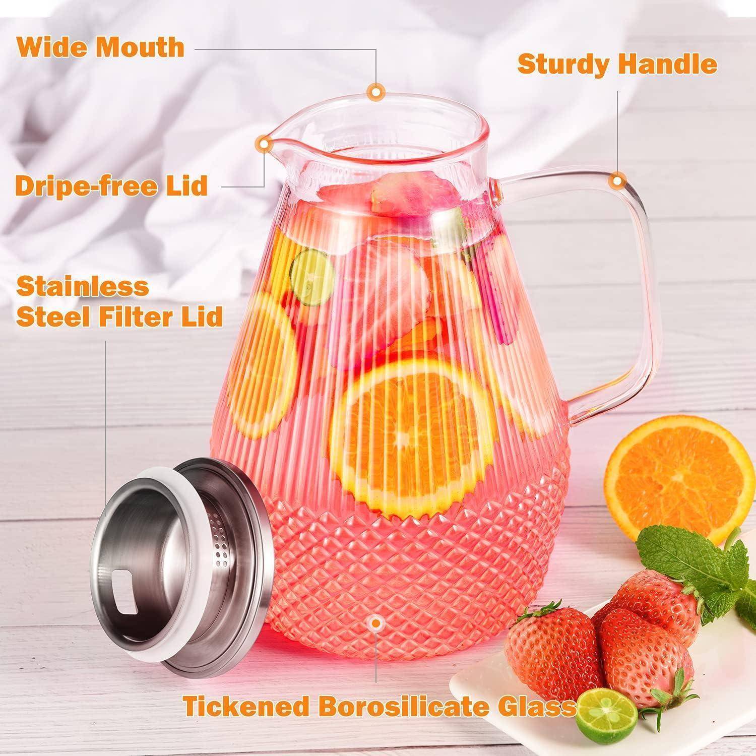 Klar Glaskrug mit zitronen-infusiertem Wasser, weite Öffnung, robuster Griff. Ausgestattet mit Edelstahlfilterdeckel und verstärktem Glas.