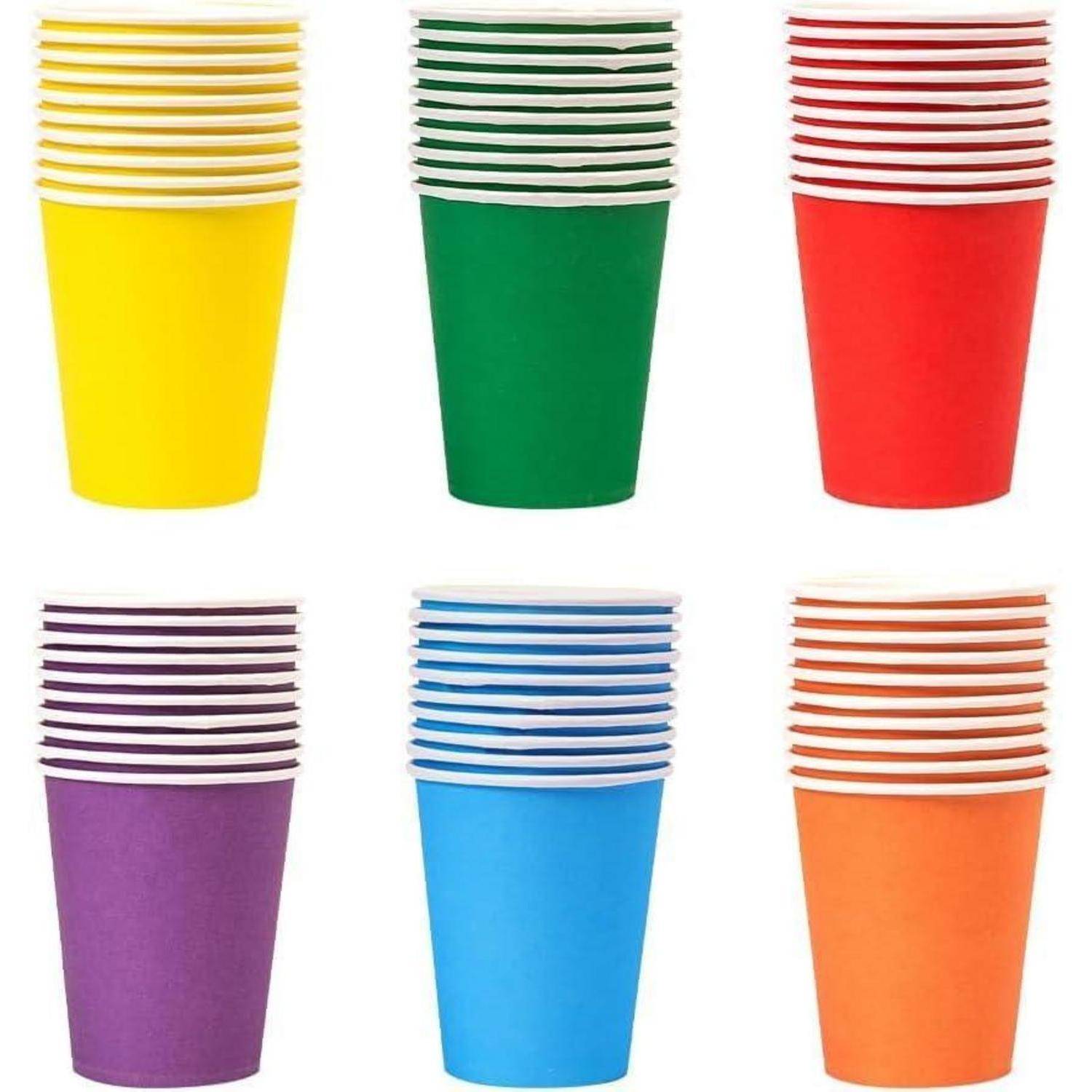 Sechs Stapel farbiger Pappbecher; gelb, grün, rot, lila, blau und orange, in zwei Reihen zu je drei vor einem weißen Hintergrund.