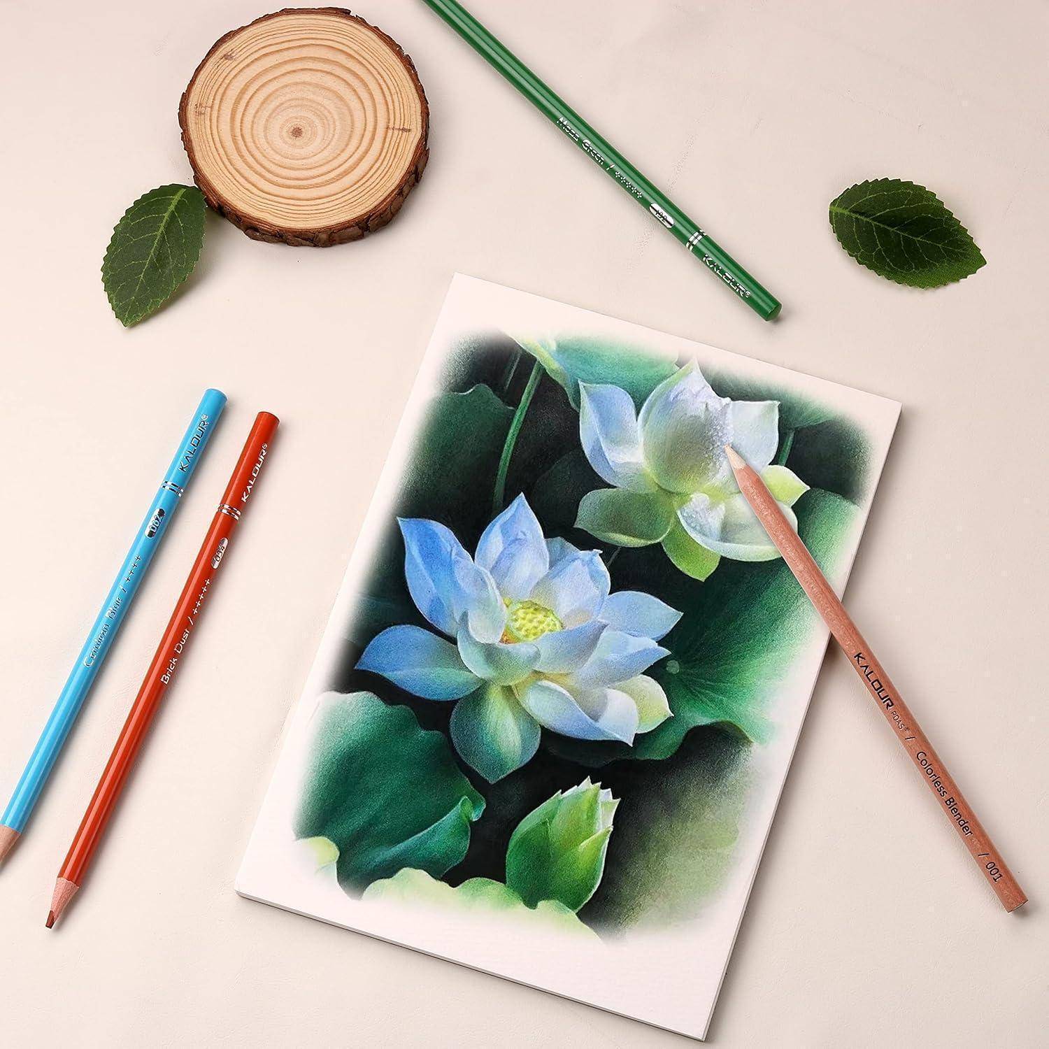 Eine Zeichnung von Lotusblumen auf einer Leinwand, umgeben von Buntstiften und Blättern, mit einem Holzuntersetzer in der Nähe, was eine Kunsteinrichtung andeutet.