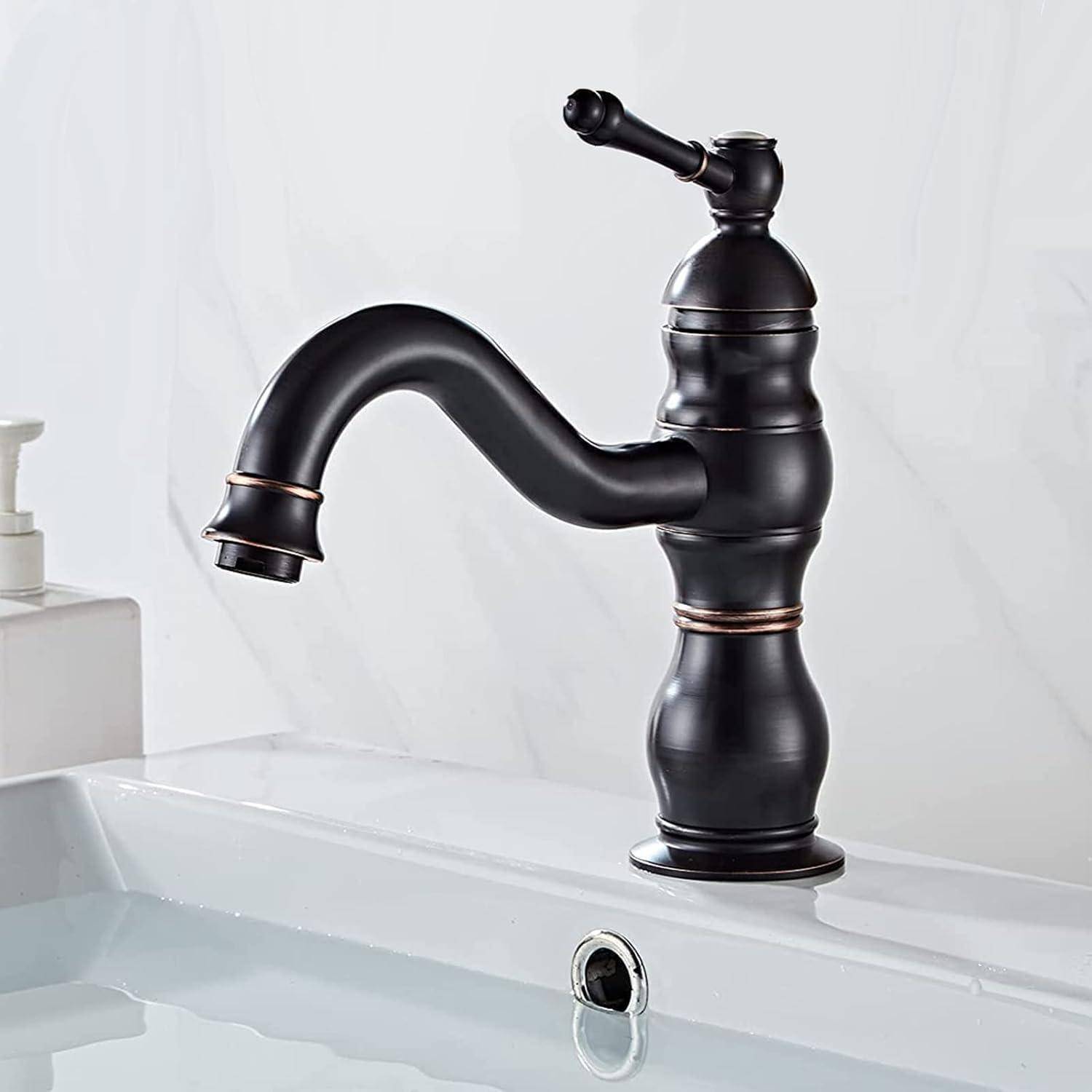 Ein Wasserhahn im Vintage-Stil in Schwarz mit Bronzeakzenten ist über einem weißen Waschbecken installiert und lässt einen Wasserstrahl fließen. Ein Seifenspender befindet sich in der Nähe.