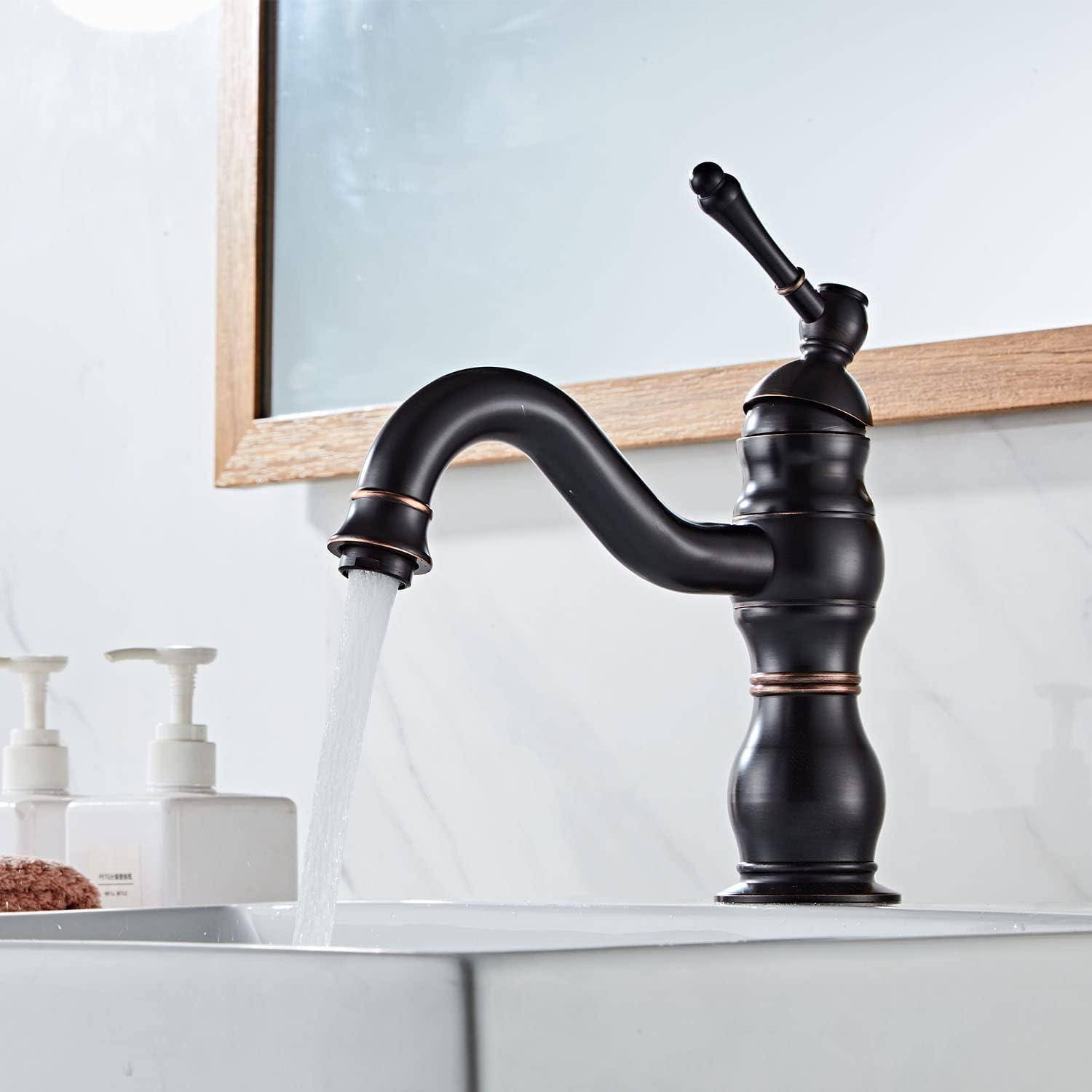 Ein Wasserhahn im Vintage-Stil aus schwarzer Bronze, aus dem Wasser in ein weißes Waschbecken fließt, vor einem weißen Marmor-Spritzschutz.