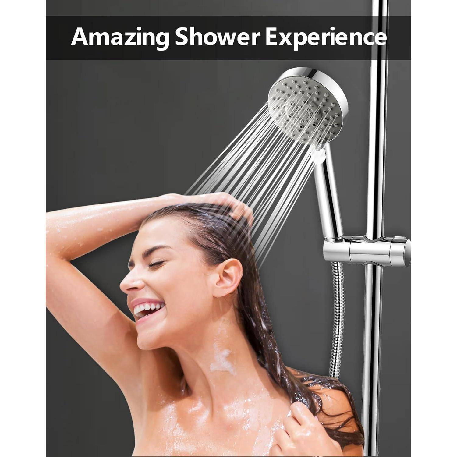 Eine Frau lächelt, während sie eine Dusche genießt, mit Wasser, das aus einer Duschbrause fließt. Der Text 