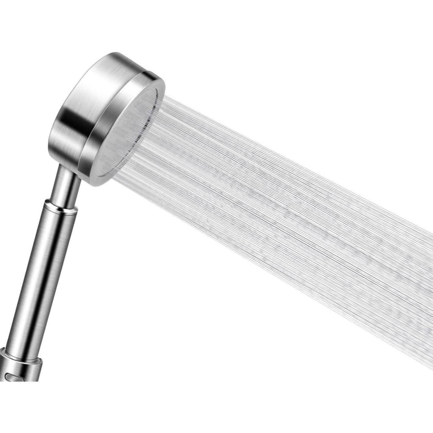 Eine Handbrause, die Wasser in einem gleichmäßigen Strahl versprüht und dabei ihre gleichmäßige Verteilung und elegantes Metalldesign präsentiert.