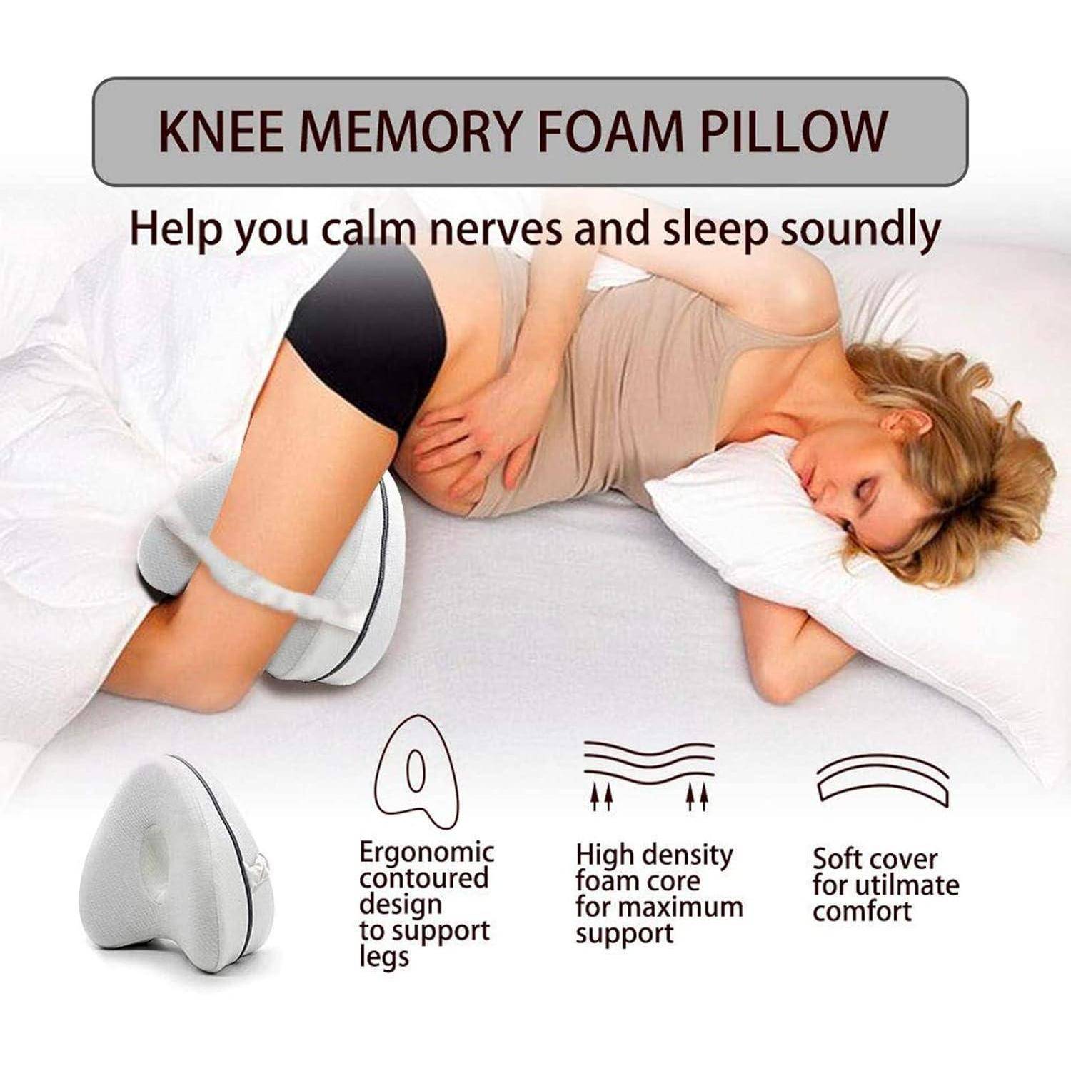 KNIE-MEMORY-FOAM-KISSEN ruht unter einer schlafenden Frau und unterstützt die Beine mit ergonomischem Design. Beschreibende Symbole veranschaulichen die Eigenschaften.