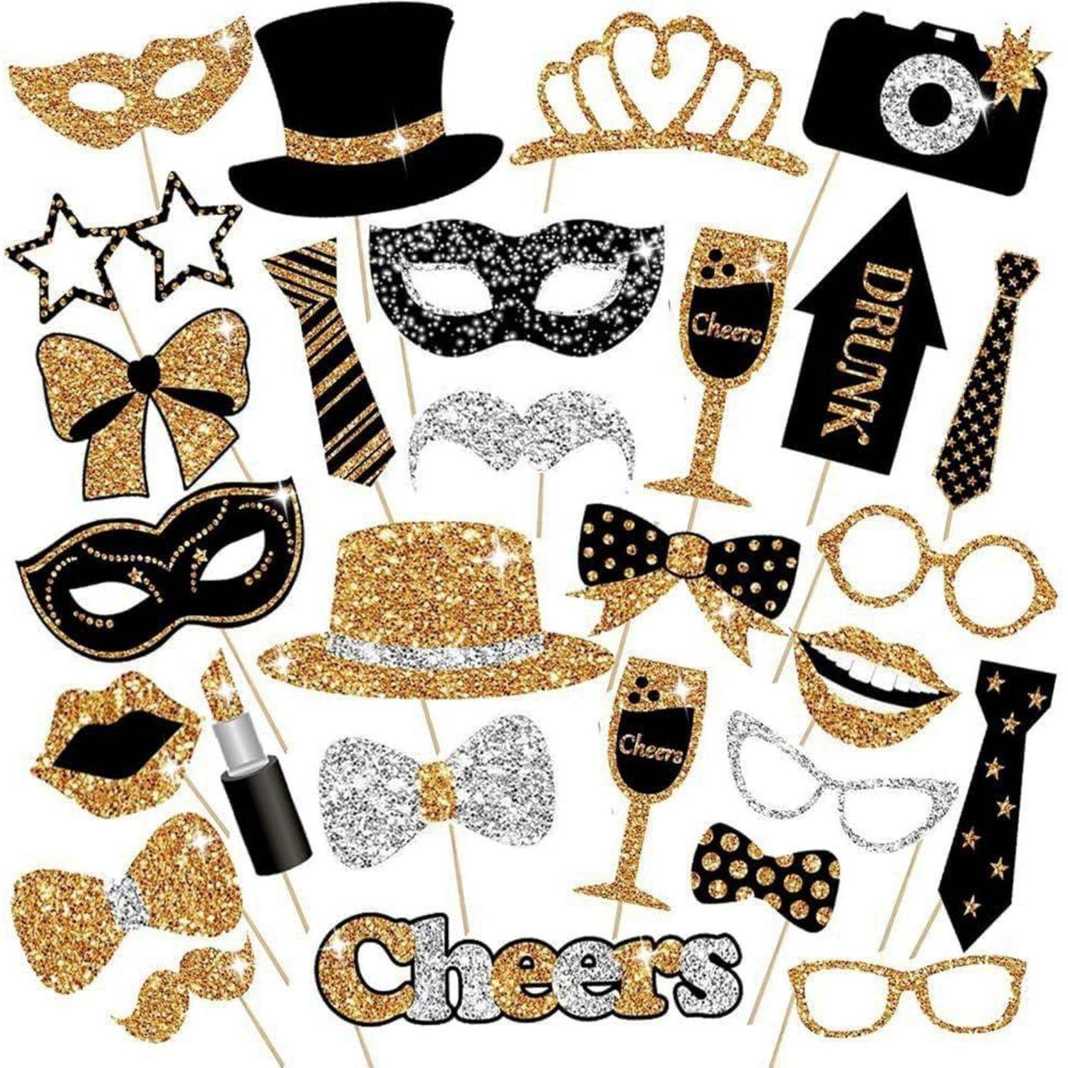 Partydekoration in Gold, Schwarz und Silber umfasst Masken, Gläser, Hüte und Schilder mit Wörtern wie ‚Prost' und ‚Betrunken' für Feierlichkeiten.