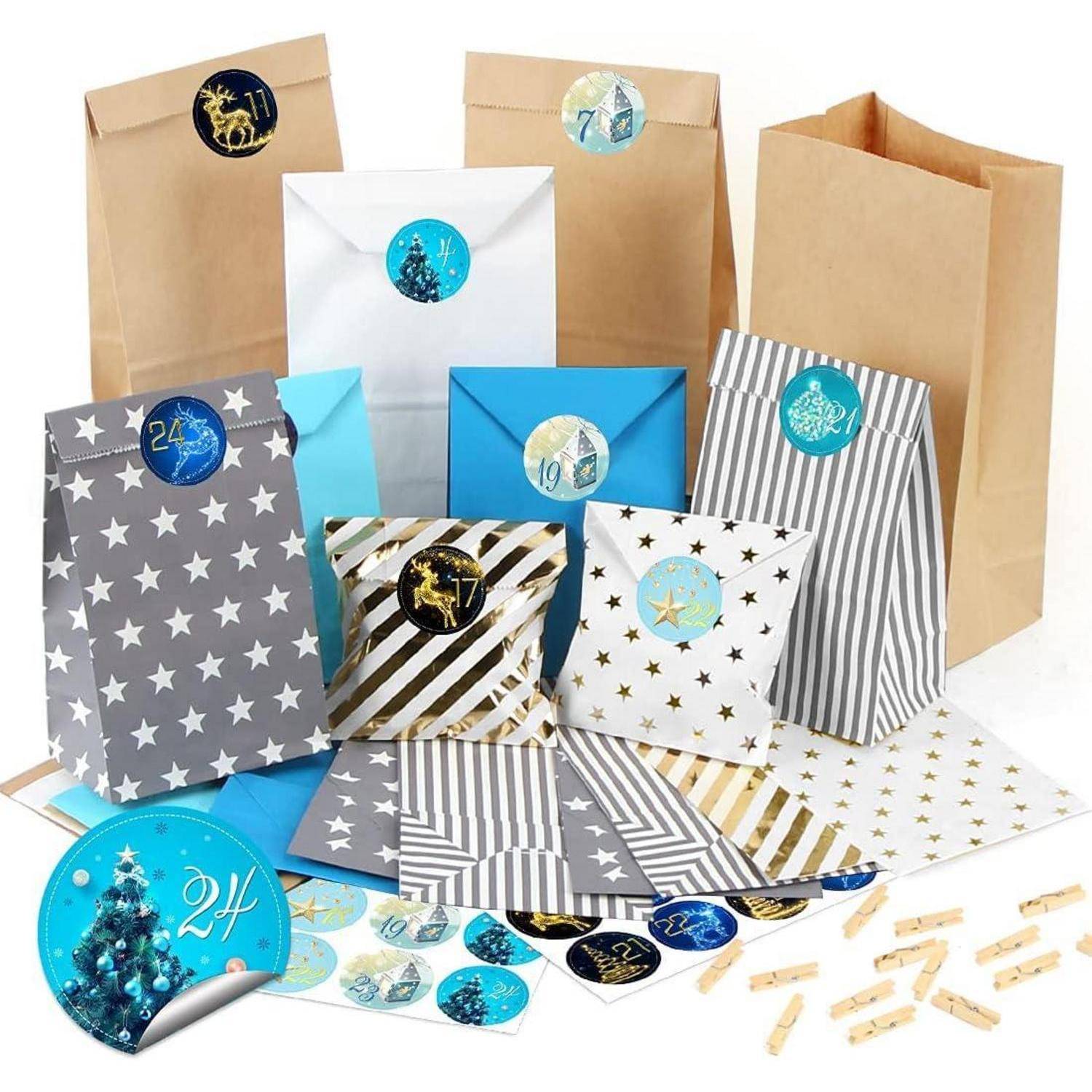 Verschiedene Geschenktüten und Briefumschläge mit weihnachtlichen Aufklebern, ausgestellt mit Wäscheklammern und runden Dekorationsetiketten.