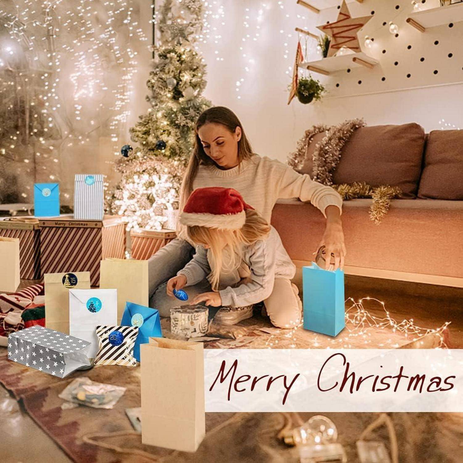 Eine Mutter und ein Kind sitzen in einem festlich geschmückten Wohnzimmer, umgeben von Weihnachtsgeschenken und Dekorationen. Das Kind trägt eine Weihnachtsmannmütze. Der Text lautet 