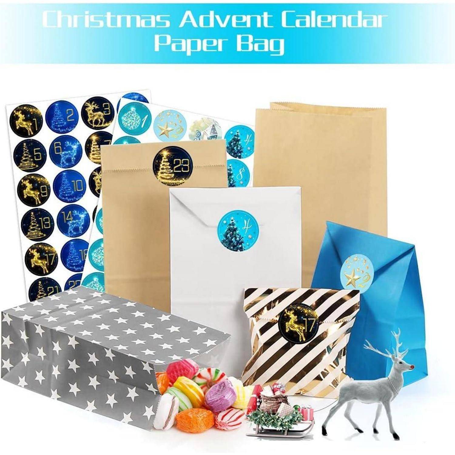 Weihnachtlicher Adventskalender-Papiertüten-Set, ausgestellt mit verschiedenen dekorierten Tüten und Schachteln, inklusive Süßigkeiten und einer Rentier-Figur.