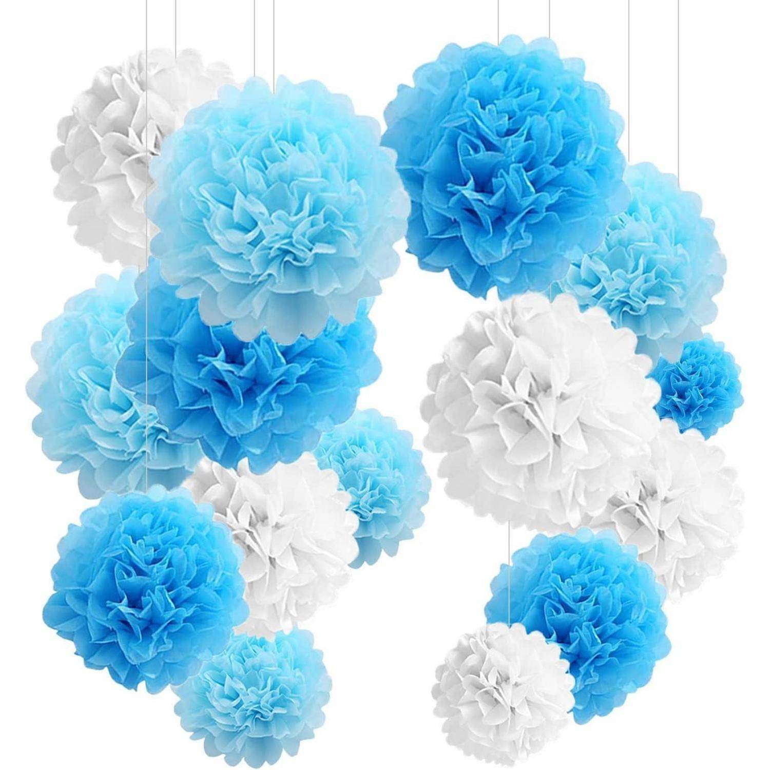 Hängende blaue und weiße Pompon-Dekorationen, die sich in Clustern zusammenfinden.