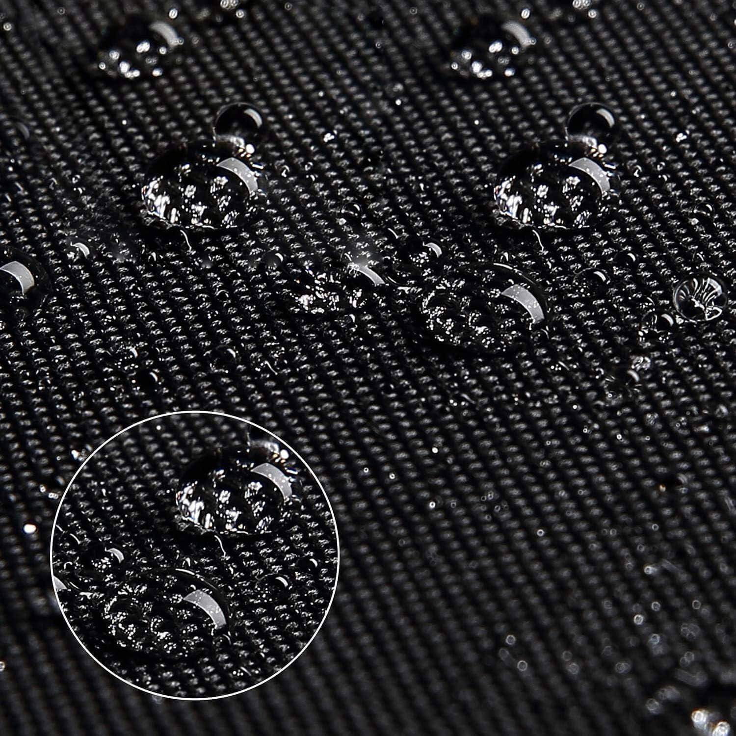 Nahaufnahme von Wassertropfen, die auf schwarzem wasserabweisendem Stoff perlen und dessen wasserabweisende Eigenschaften mit einem vergrößerten Detailausschnitt veranschaulichen.