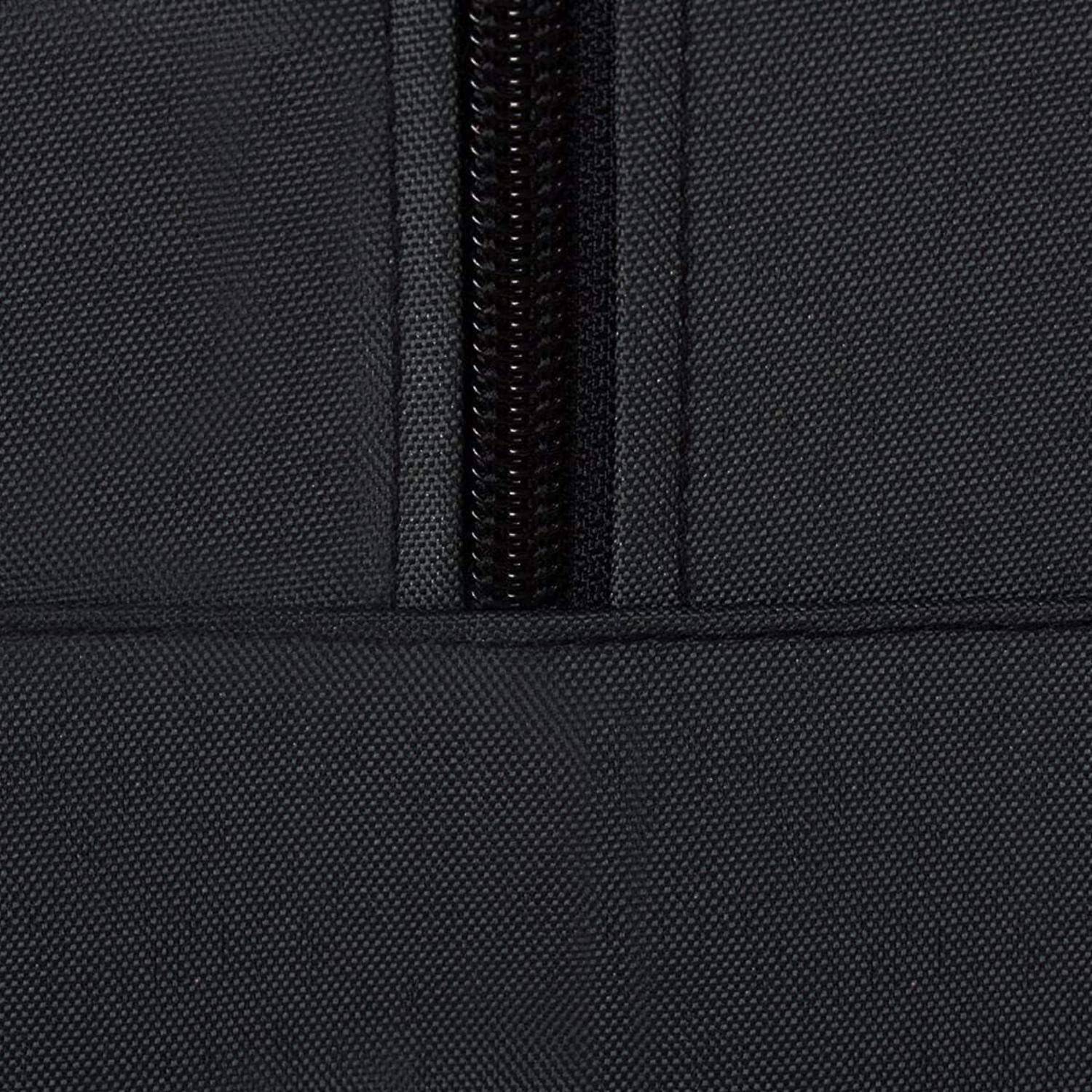 Nahaufnahme eines schwarzen Stoffes mit einer sichtbaren, vertikal verlaufenden Reißverschlussnah, die die Textur und Materialdetails der Oberfläche zeigt.
