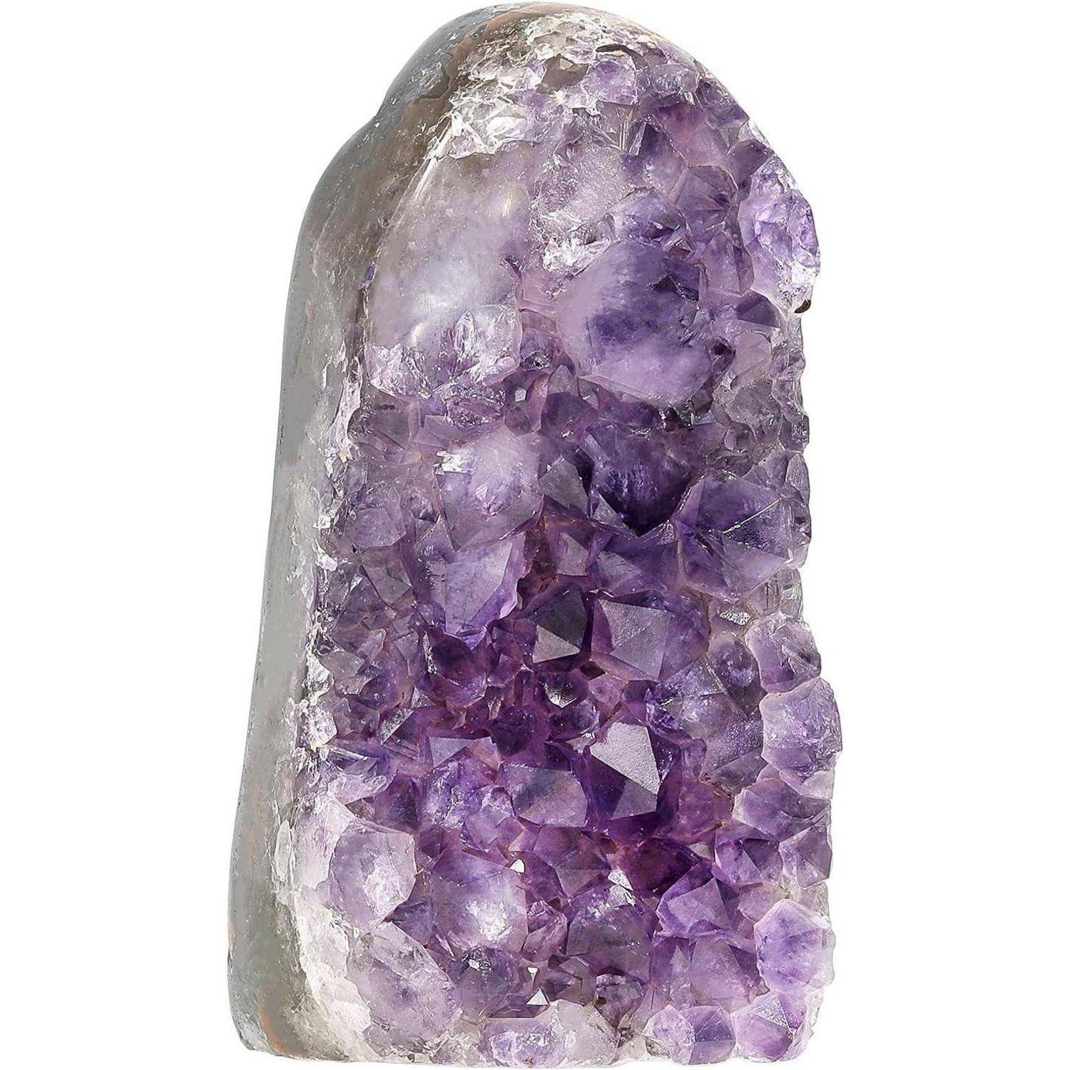 Amethystgeode mit violetten Kristallen, die eine polierte Außenfläche und ein raues, kristallines Inneres aufweist. Wird für dekorative oder heilende Zwecke verwendet.