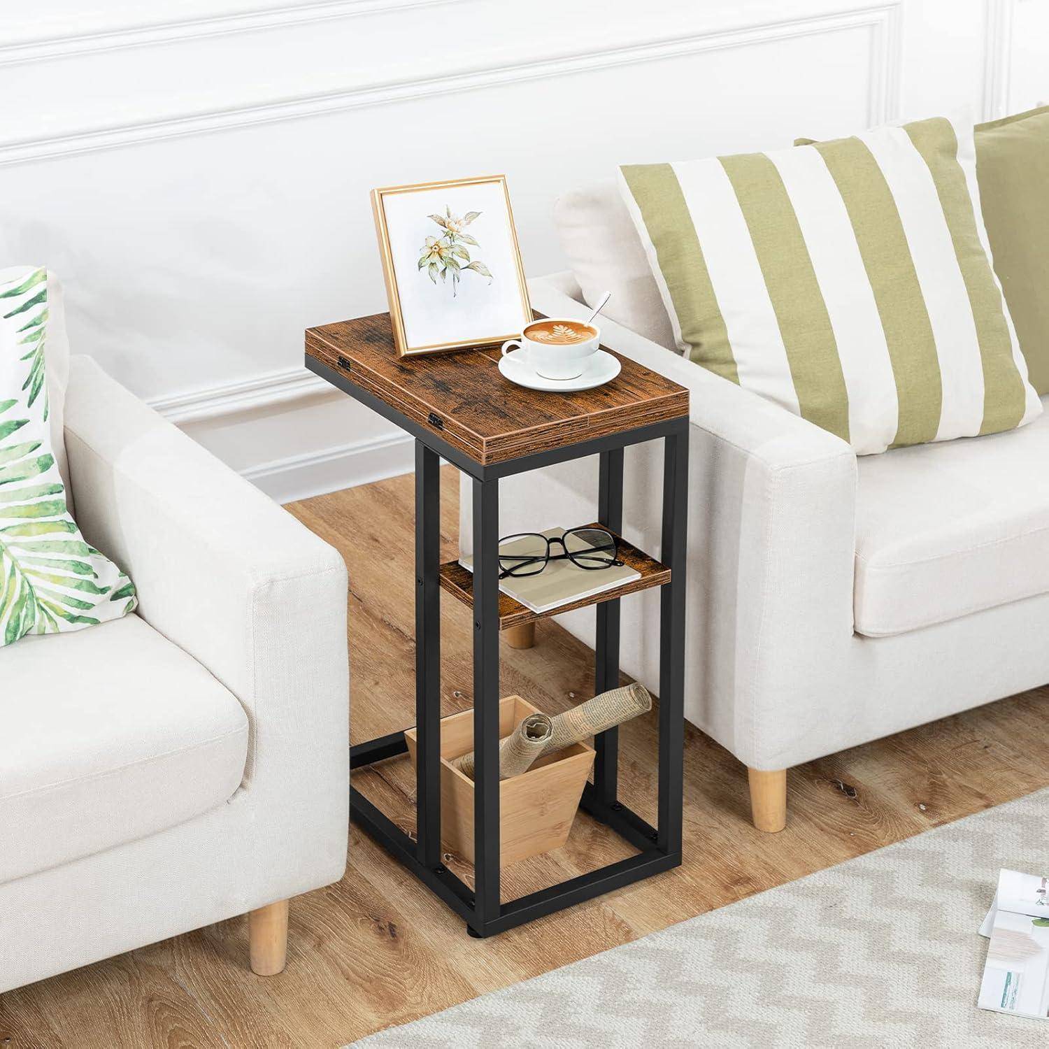 Ein kleiner Holz-Beistelltisch mit einem gerahmten Foto, einer Teetasse und Brillen auf der Oberfläche steht zwischen zwei weißen Sofas mit grün-gestreiften Kissen.