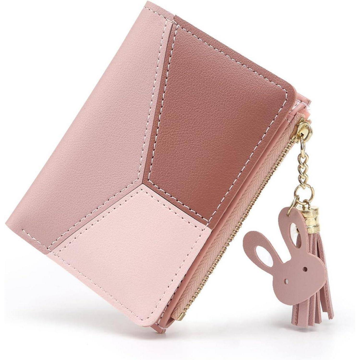 Ein rosa Portemonnaie mit geometrischen Mustern und einem hasenförmigen Schlüsselanhänger.