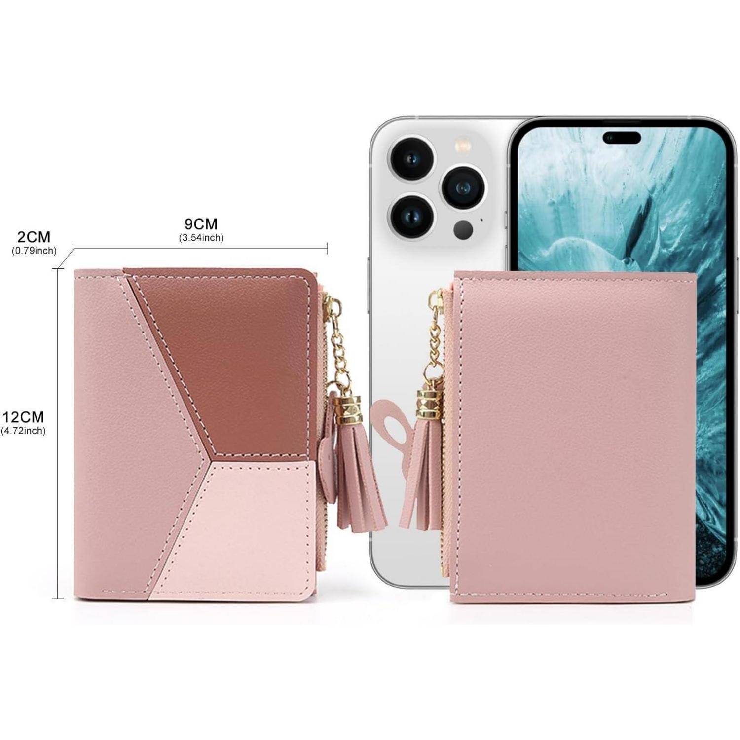 Rosa Lederbörse mit geometrischem Design und Quaste, neben einem Smartphone präsentiert. Abmessungen der Börse: 9 cm x 12 cm x 2 cm.
