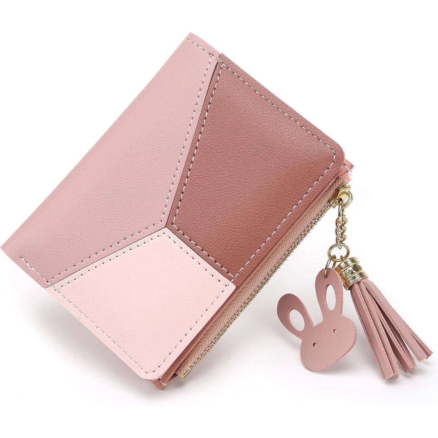 Eine rosa geometrische Geldbörse mit einem kaninchentaschenfigur-Schlüsselanhänger und einer Quaste, die ein schlankes modernes Design präsentiert.