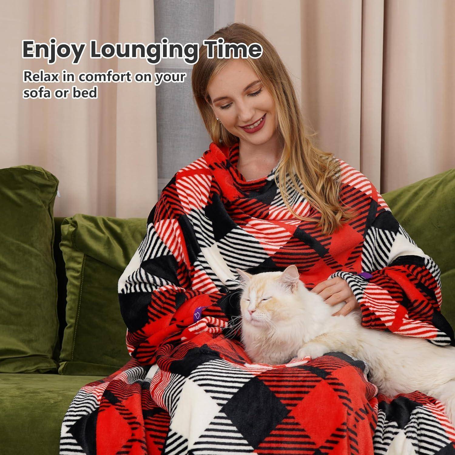 Eine Frau sitzt auf einem Sofa, lächelt und hält eine weiße Katze. Sie ist in eine rot-schwarz karierte Decke gehüllt. Text lautet: 