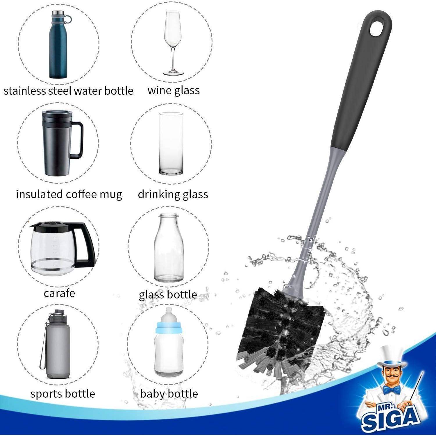 Eine Spülbürste reinigt verschiedene Trinkgefäße, einschließlich einer Edelstahl-Wasserflasche, eines Weinglases, einer Kaffeetasse und einer Babyflasche, mit seifigem Wasser.