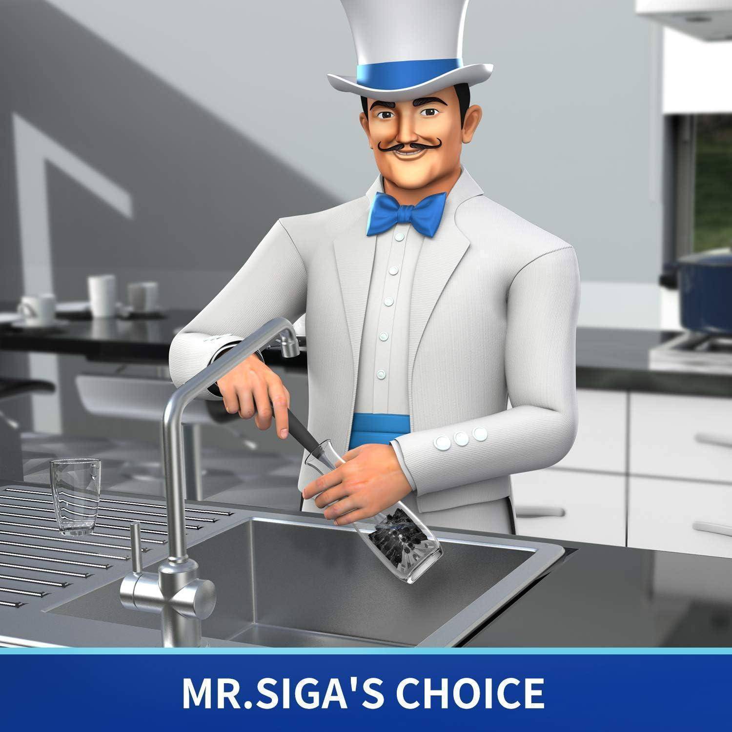 Mann in einem weißen Anzug und blauer Fliege reinigt eine Reibe über einem Küchenbecken. 'MR. SIGA'S WAHL' Text ist unten angezeigt.