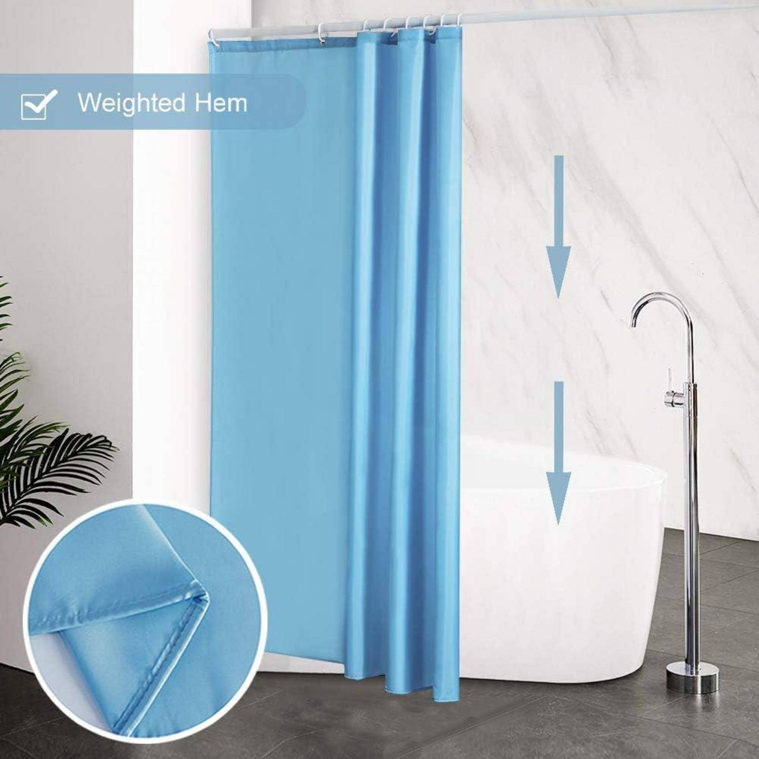 Blauer Duschvorhang mit beschwwertem Saum, der über einer Badewanne aufgehängt ist. Eingesetztes Bild zeigt eine Nahaufnahme des beschwerten Vorhangrands.