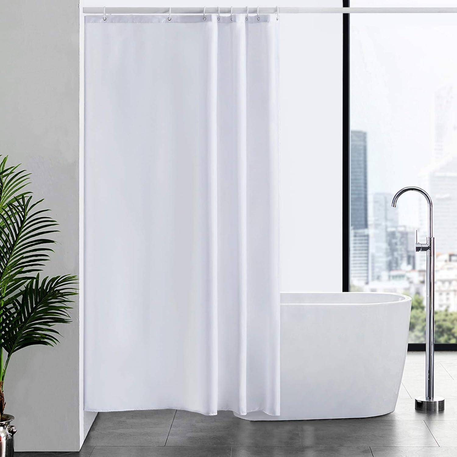Ein modernes Badezimmer mit einer weißen Badewanne und einem Duschvorhang in der Nähe eines großen Fensters, das natürliches Licht hereinlässt. Eine Topfpflanze steht auf dem Boden.