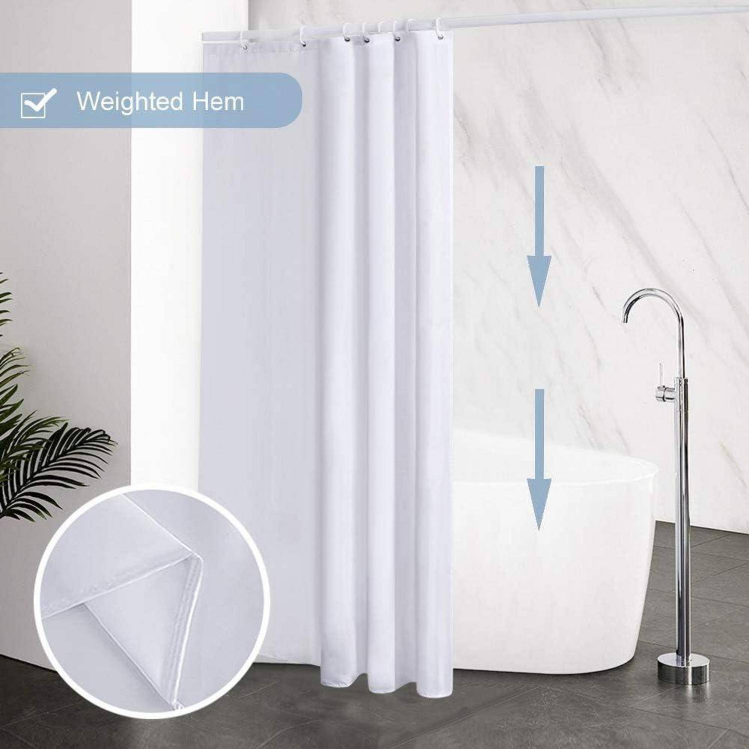 Weißer Duschvorhang mit der Aufschrift ‚Weighted Hem', der neben einer Badewanne hängt. Eine Inset-Ansicht zeigt eine Nahaufnahme des Saums. Moderne Badezimmerumgebung.